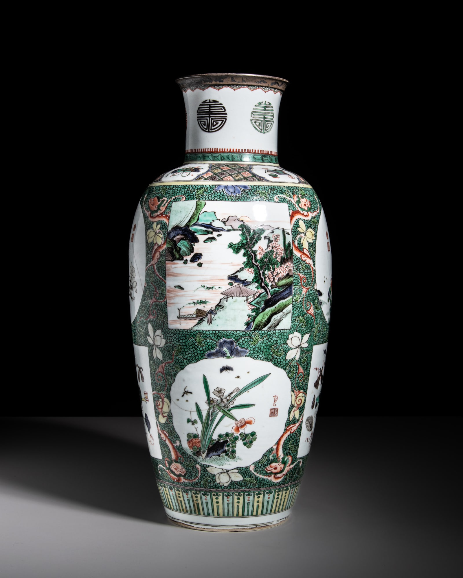 A FAMILLE VERTE 'BIRDS AND ANTIQUES' VASE 清康熙 五彩开窗 (1 of 4)