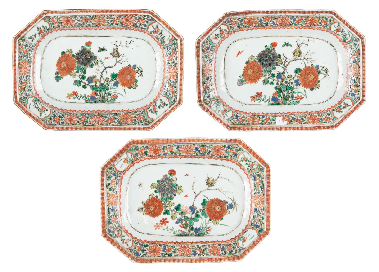 A GROUP OF THREE FAMILLE VERTE OCTAGONAL ‘CHRYSANTHEMUM’ CHARGERS 清康Ģ (1 of 4)