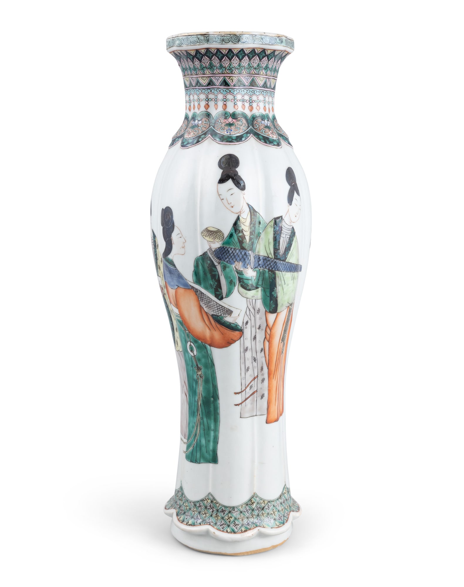 A FAMILLE VERTE FLOWER-SHAPED ‘EIGHT BEAUTIES’ VASE, MARKED QIANLONG 19世纪 (1 of 6)