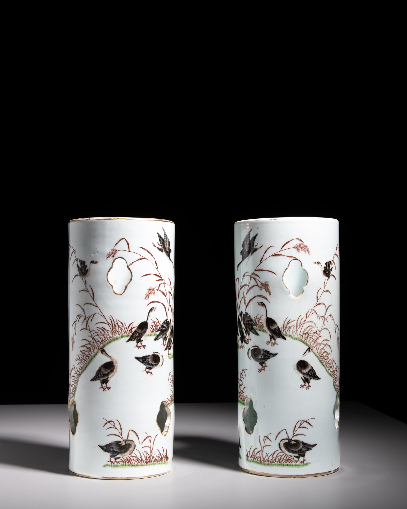 A PAIR OF RETICULATED CYLINDRICAL FAMILLE VERTE 'GOOSES' HAT STANDS, WITH GUANGXU MARK 光: A PAIR OF RETICULATED CYLINDRICAL FAMILLE VERTE 'GOOSES' HAT STANDS, WITH GUANGXU MARK 光绪款 五彩‘鹅塘’图帽筒一对 C