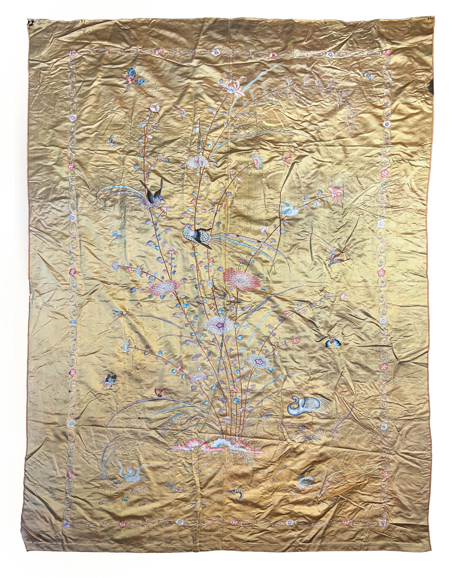 A YELLOW-GROUND SILK EMBROIDERY PANEL, 'BIRDS AND FLOWERS' 晚清 黄地彩: A YELLOW-GROUND SILK EMBROIDERY PANEL, 'BIRDS AND FLOWERS' 晚清 黄地彩绣花鸟图绣挂 China, late Qing dynasty Size.201x139cm