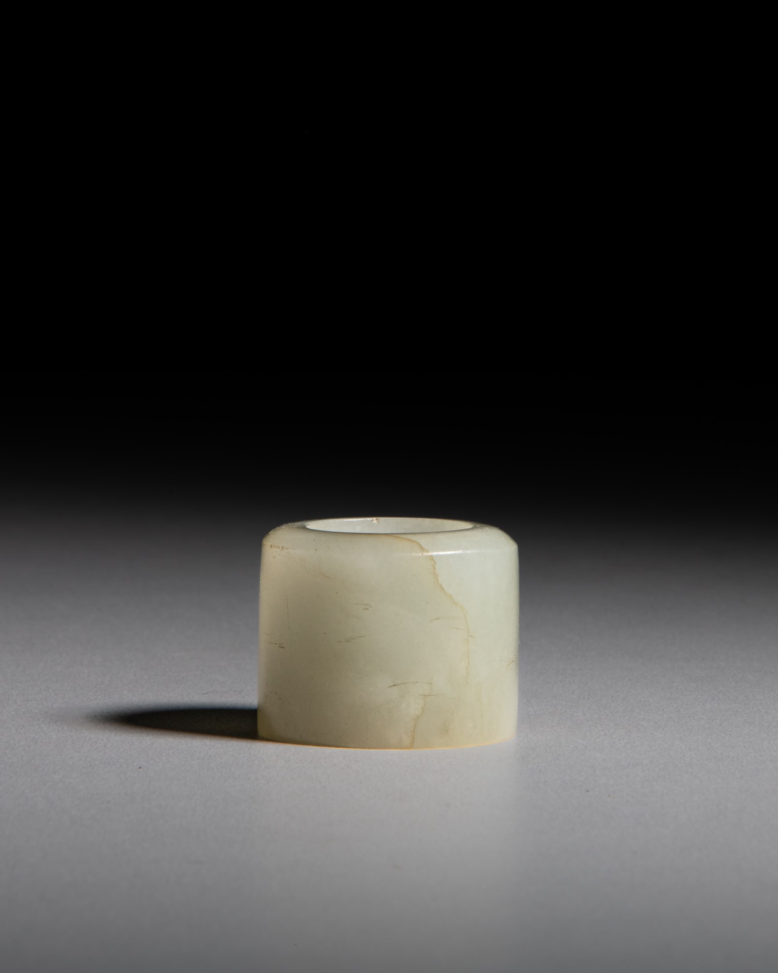 A CELADON JADE ARCHER’S THUMB RING 清代 青白玉素扳: A CELADON JADE ARCHER’S THUMB RING 清代 青白玉素扳指 China, Qing dynasty H.2.7cm