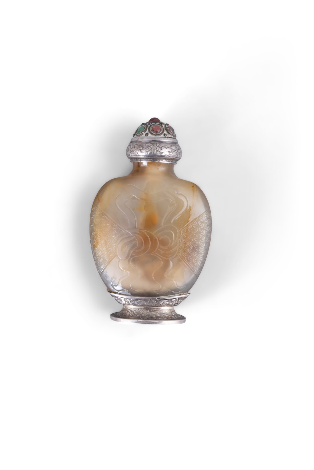 A SILVER-MOUNTED AGATE SNUFF BOTTLE MODIFIED AS A FRICTION LIGHTER 晚清19世 (1 of 3)