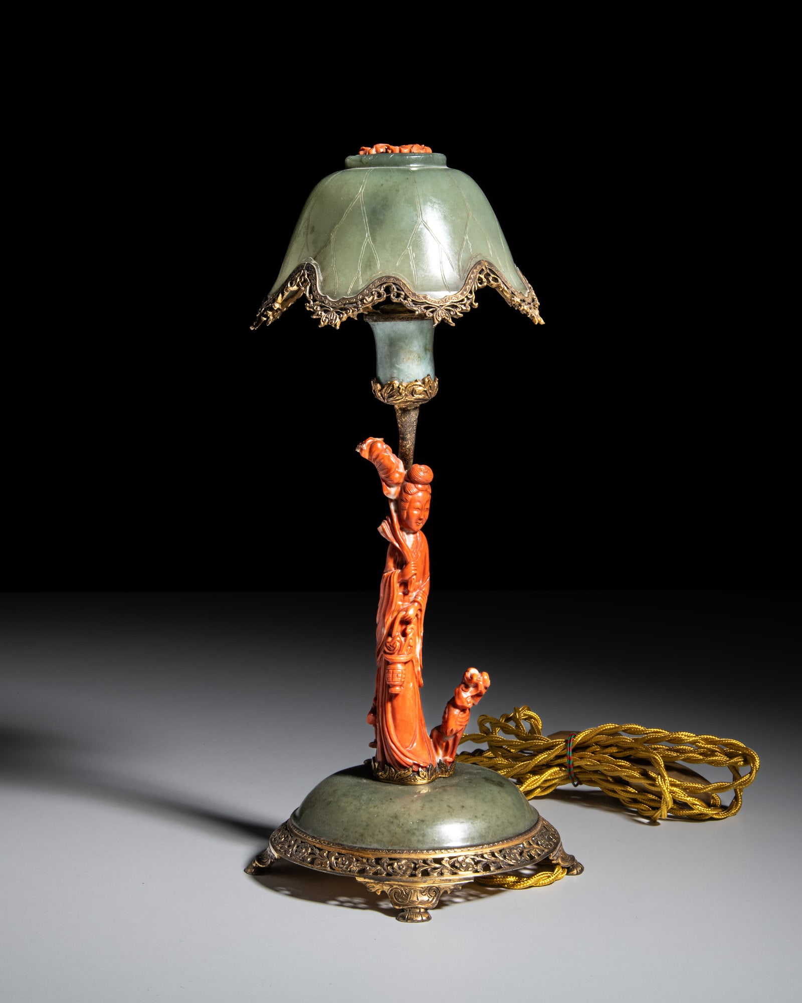*A FINE JADE AND CORAL TABLE LAMP 20世纪 青玉及珊瑚 (1 of 4)