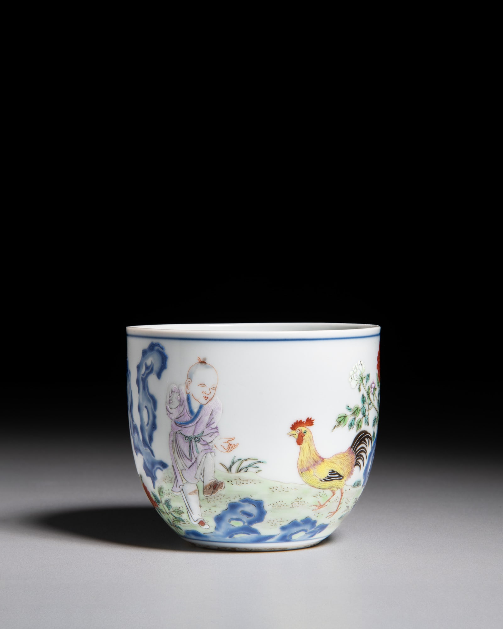 A FAMILLE ROSE ‘BOY AND CHICKEN’ CUP, BEARING AN UNDERGLAZE-BLUE SIX-CHARACTER ZHUANSHU: A FAMILLE ROSE ‘BOY AND CHICKEN’ CUP, BEARING AN UNDERGLAZE-BLUE SIX-CHARACTER ZHUANSHU SEAL MARK OF ‘DA QING QIAN LONG FANG GU' 清乾隆 ‘大清È
