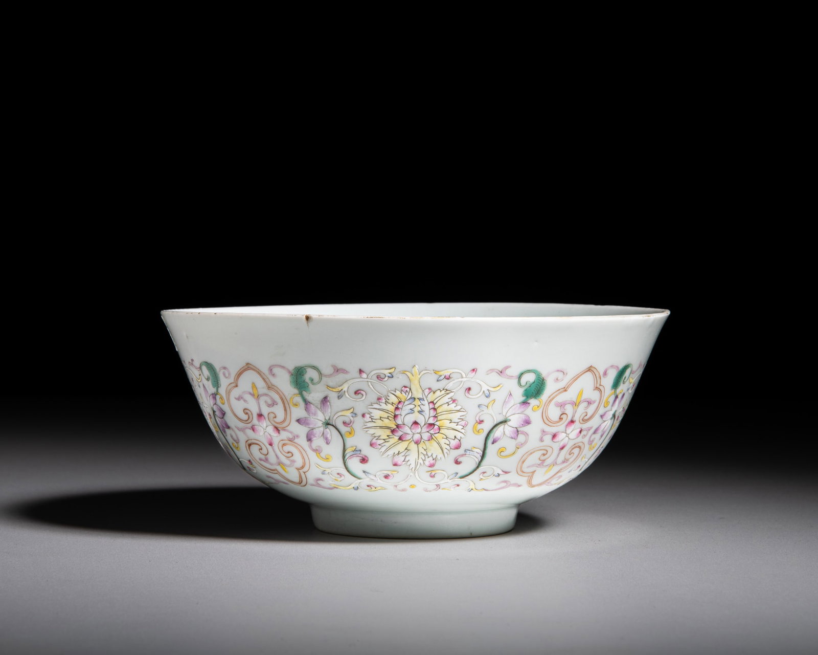 A FAMILLE ROSE 'LOTUS' BOWL, MARK QIANLONG 清代 ‘大清乾隆: A FAMILLE ROSE 'LOTUS' BOWL, MARK QIANLONG 清代 ‘大清乾隆年制’六字篆书款 莲纹碗 China, Qing 