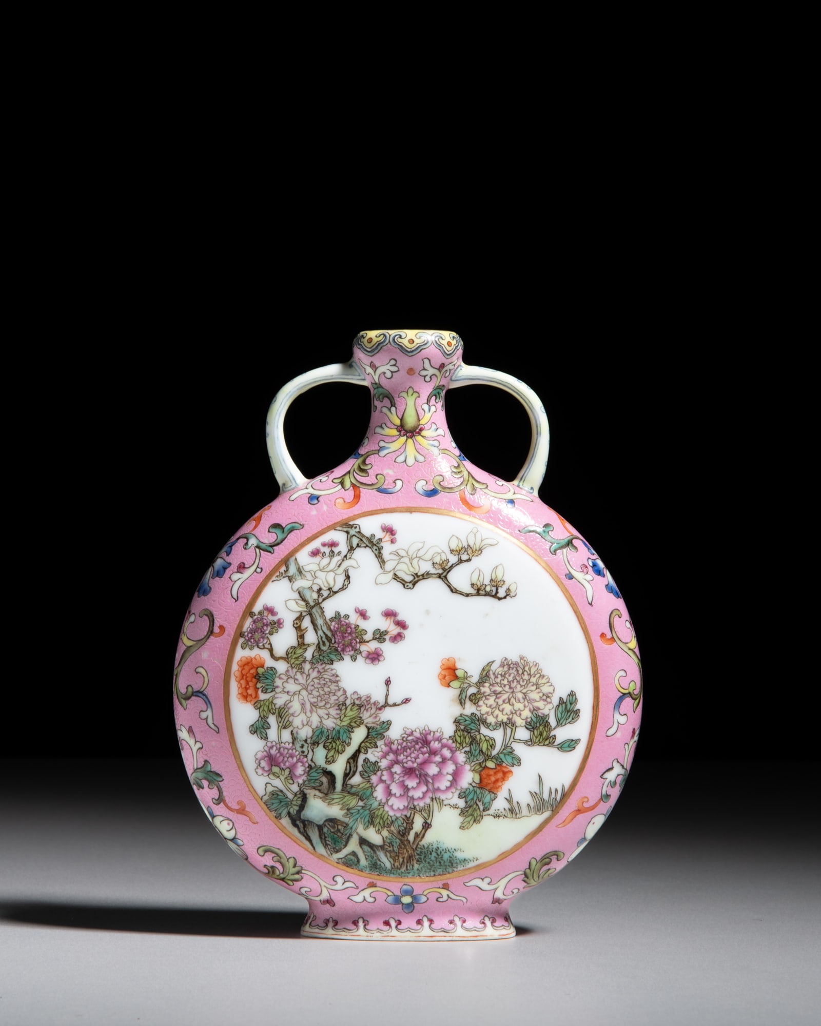 A PINK GROUND FAMILLE ROSE 'FLOWERS' HANDLED MOON FLASK VASE, MARKED QIANLONG 民国: A PINK GROUND FAMILLE ROSE 'FLOWERS' HANDLED MOON FLASK VASE, MARKED QIANLONG 民国 ‘乾隆年制’篆书款 粉地轧道&#