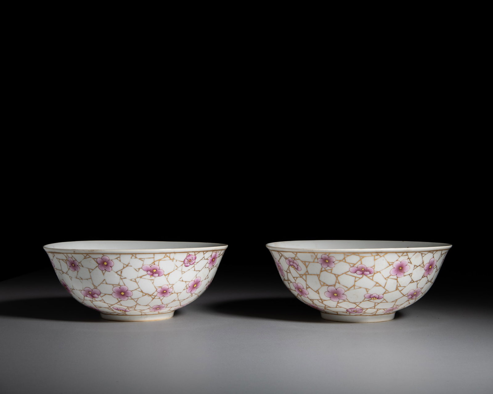 A PAIR OF GILT-DECORATED FAMILLE ROSE BOWLS WITH PRUNUS ON ICE-CRACKLE GROUND, MARKED “SHAN BA: A PAIR OF GILT-DECORATED FAMILLE ROSE BOWLS WITH PRUNUS ON ICE-CRACKLE GROUND, MARKED “SHAN BAO ZHAI ZHI” 19世纪 ‘寶善齋製’四字&