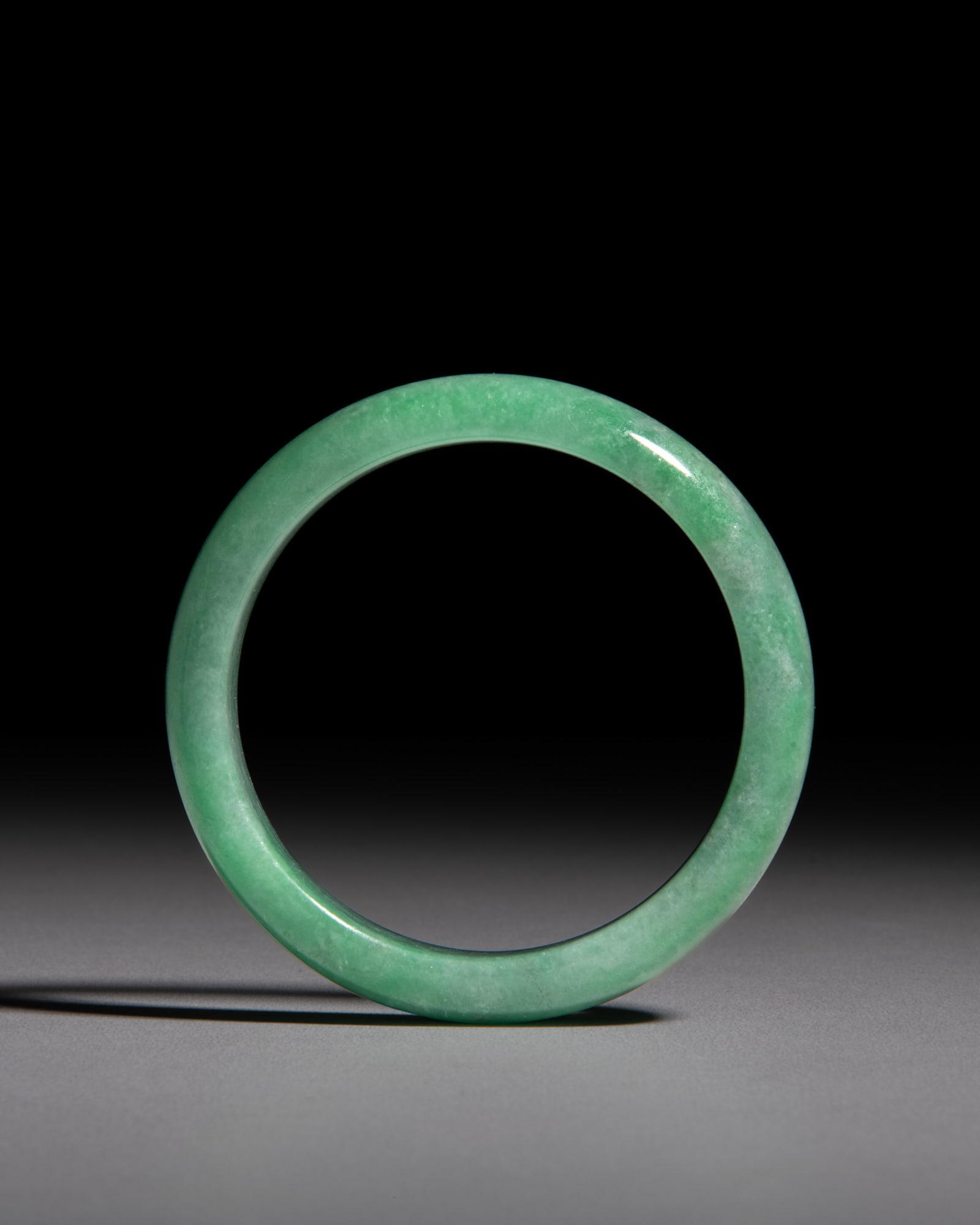 A JADEITE BANGLE 20世纪 翡翠手镯 China, 20th century (1 of 2)
