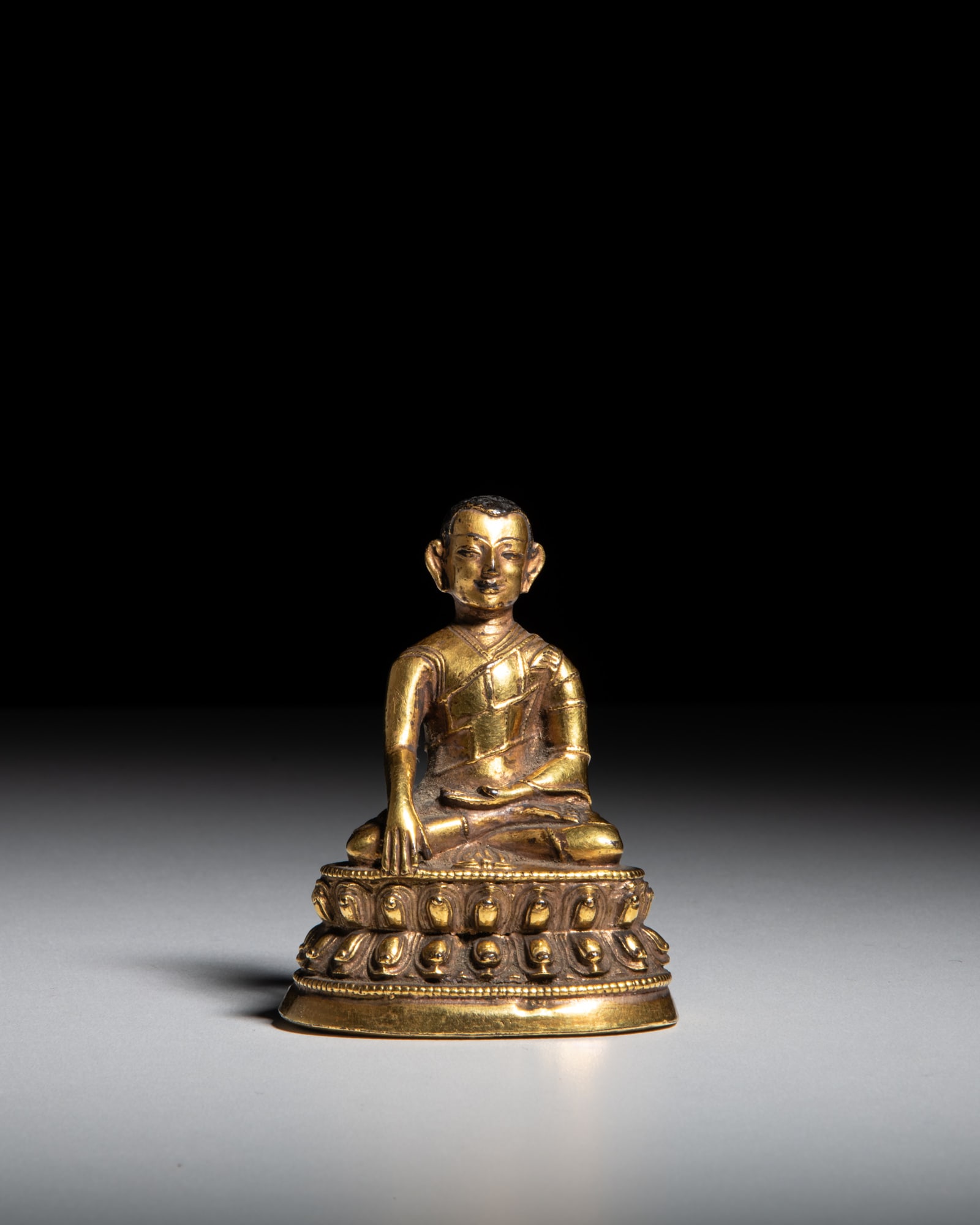 A GILD BRASS FIGURE OF A SITTING MASTER 西藏17世纪 铜鎏金 (1 of 4)