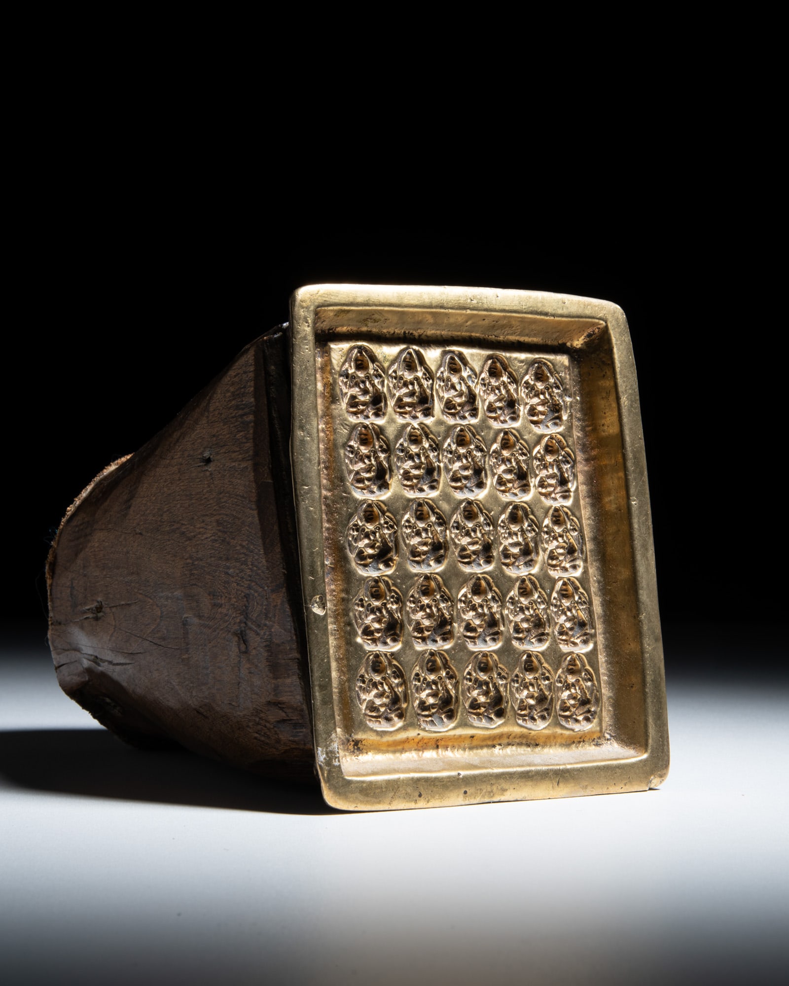 A COPPER MOLD 'THOUSAND BUDDHAS' TSA TSA WITH WOOD HANDLE 西藏，18世 (1 of 4)