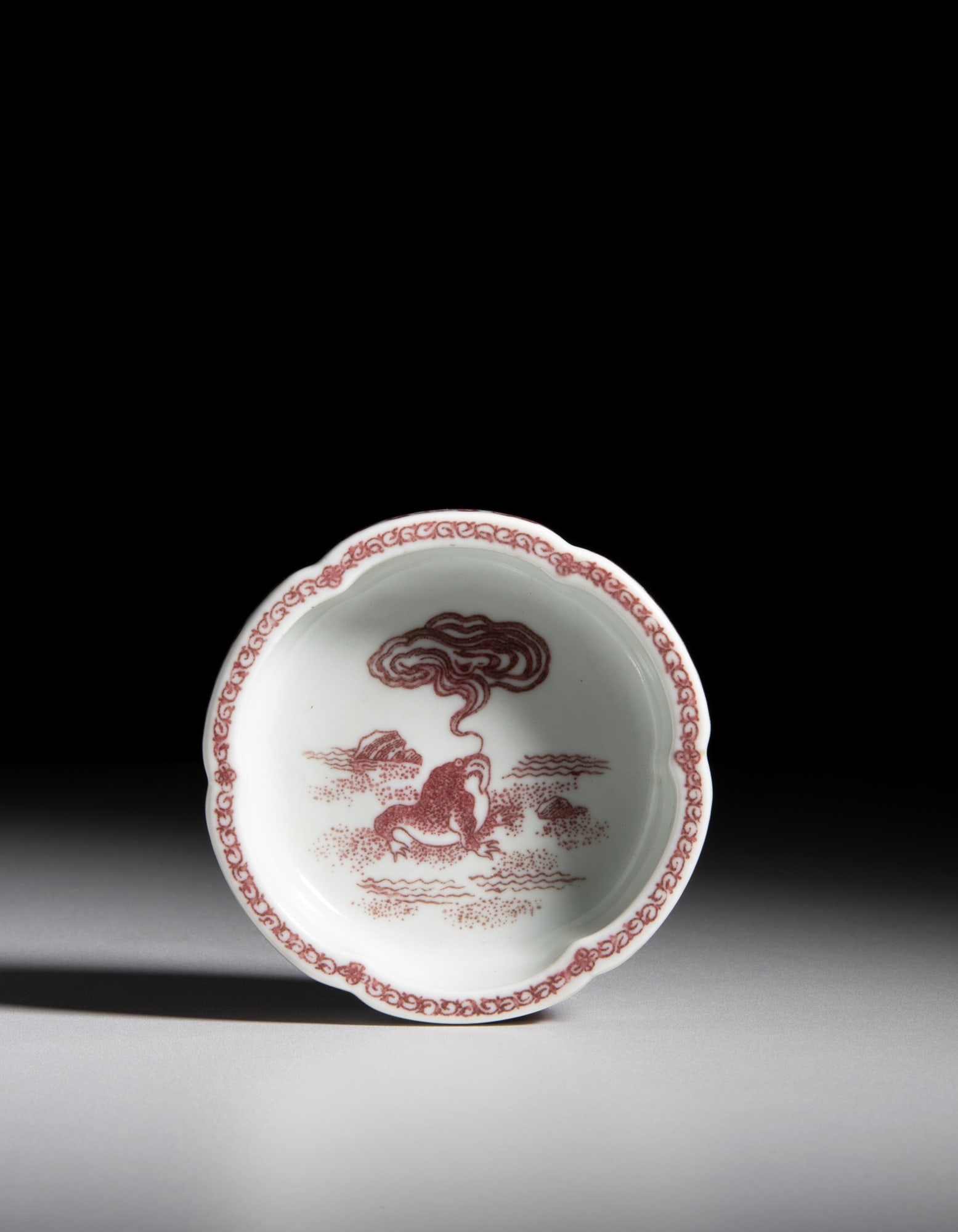 A FLOWER SHAPE COPPER RED 'TOAD AND LOTUS' BRUSH WASHER 清中 花口蟾: A FLOWER SHAPE COPPER RED 'TOAD AND LOTUS' BRUSH WASHER 清中 花口蟾莲纹笔添 China, mid Qing dynasty D.9.1cm