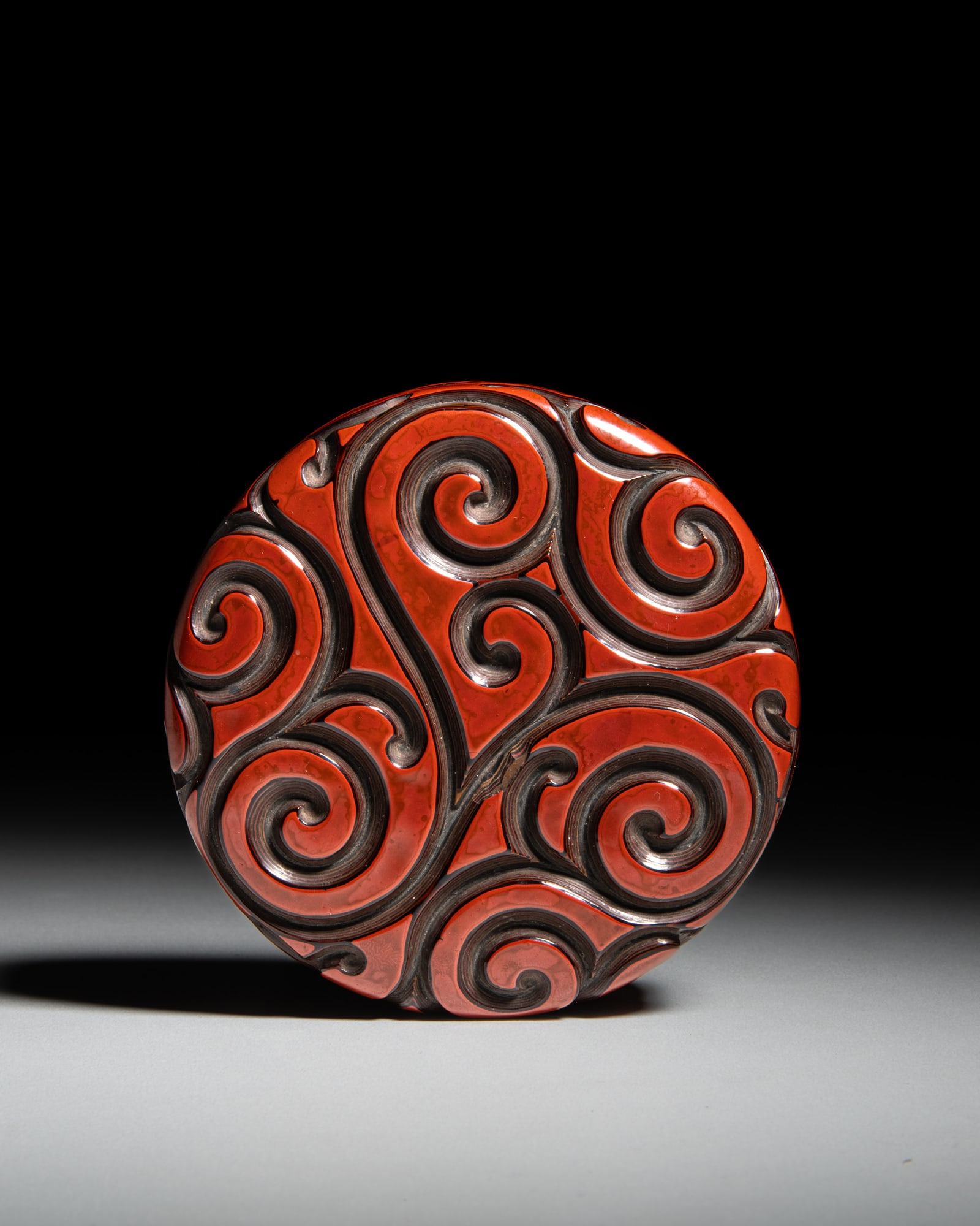 A RED AND BLACK TIXI LAQUER SHALLOW CIRCULAR BOX AND COVER 元代 剔犀如 (1 of 7)