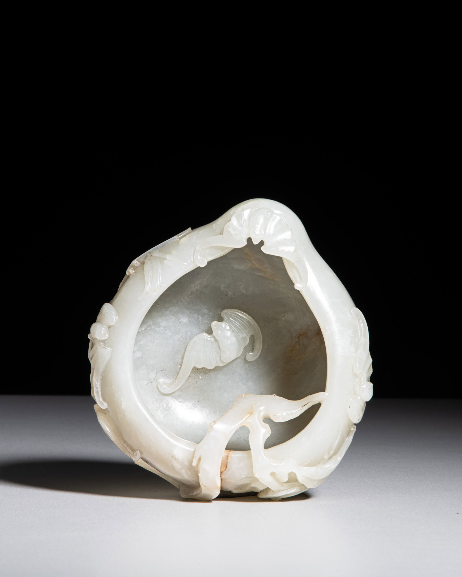 A WHITE JADE PEACH-SHAPED BRUSH WATER POT WITH BATS 清中 白玉福: A WHITE JADE PEACH-SHAPED BRUSH WATER POT WITH BATS 清中 白玉福寿连绵笔洗 China, mid Qing dynasty L.12.9cm