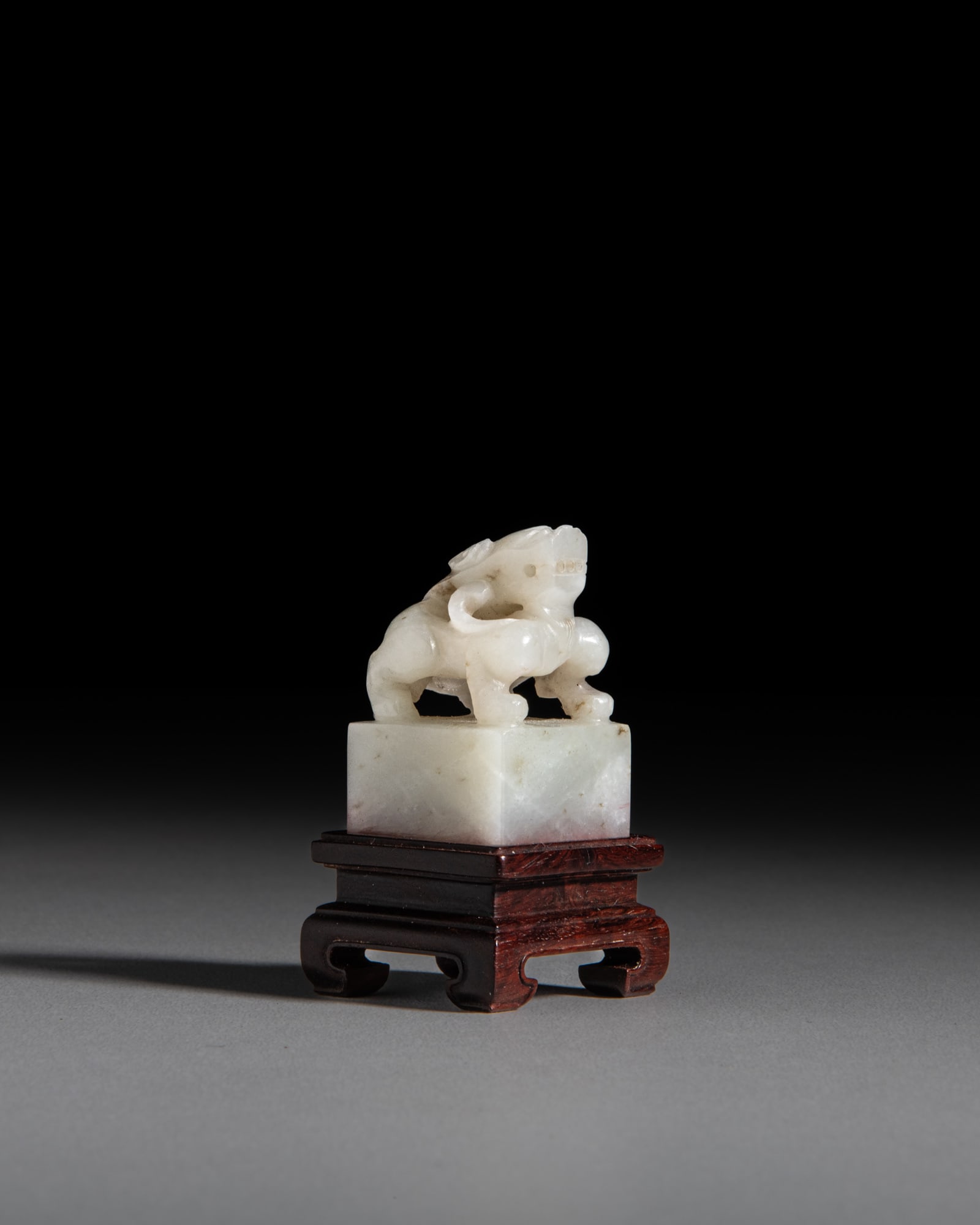 A PALE JADE 'SITTING DRAGON' SQUARE SHAPE SEAL, INCISED SCRIPTING 'QIANLONG YU BI' 20世 (1 of 6)