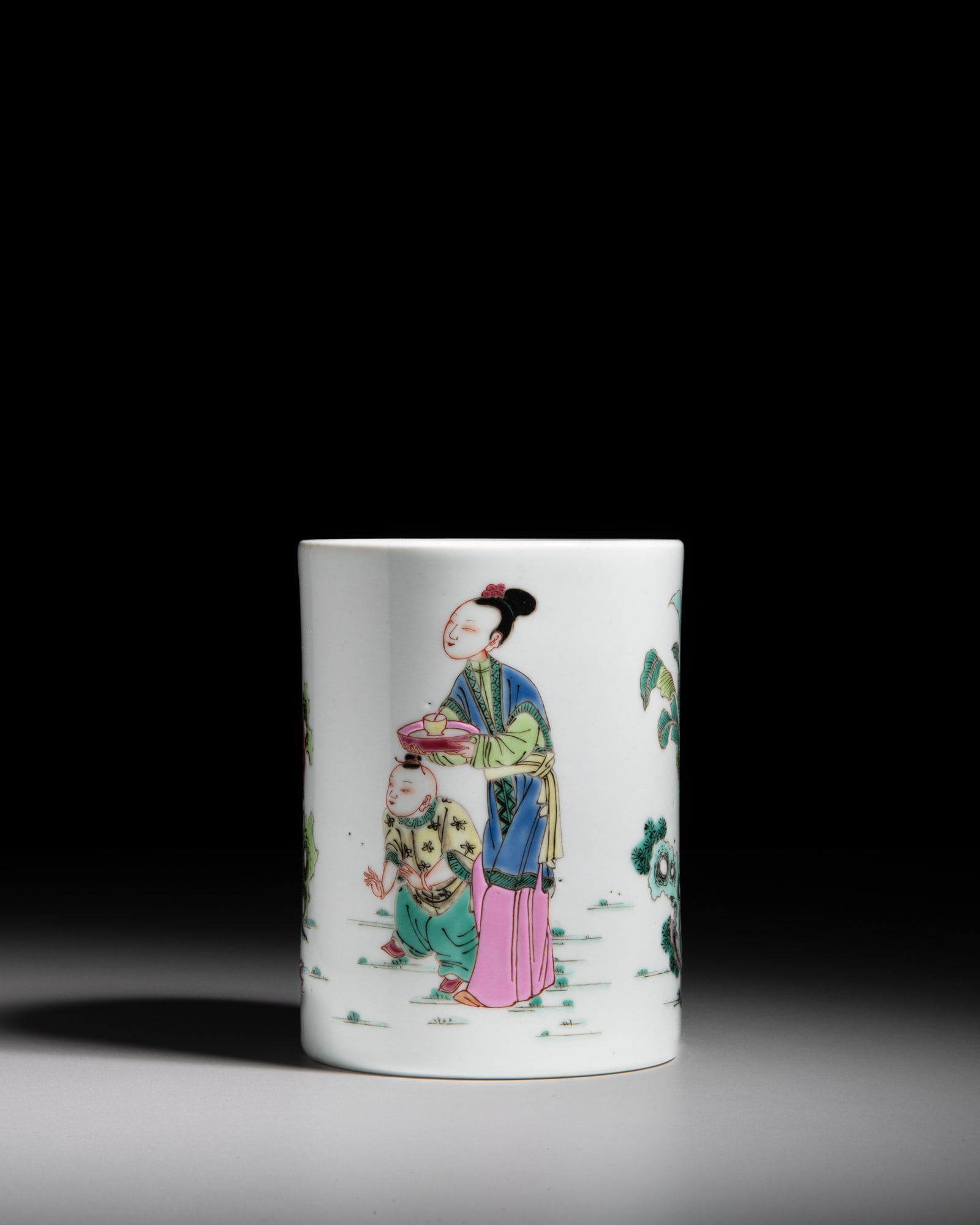 A FAMILLE ROSE 'MOTHERS AND SONS IN A GARDEN' BRUSH POT 晚清代 粉彩: A FAMILLE ROSE 'MOTHERS AND SONS IN A GARDEN' BRUSH POT 晚清代 粉彩母子图笔筒 China, late Qing dynasty H.14cm Provenance: A French private c