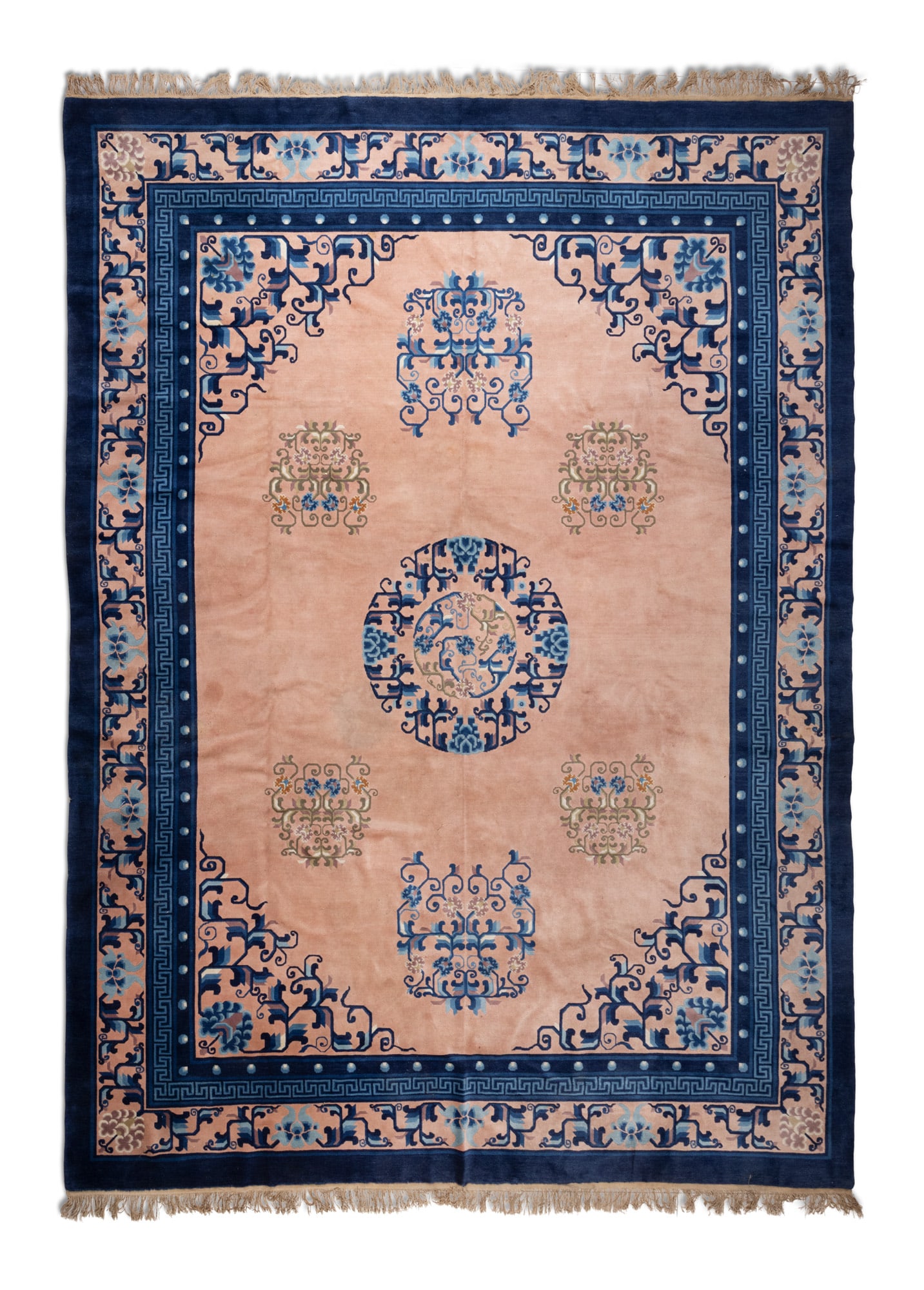 A LARGE CHINESE PEKING CARPET 中国 20世纪初 花卉纹: A LARGE CHINESE PEKING CARPET 中国 20世纪初 花卉纹大地毯 China, early 20th century the soft peach ground centre field woven with a lar