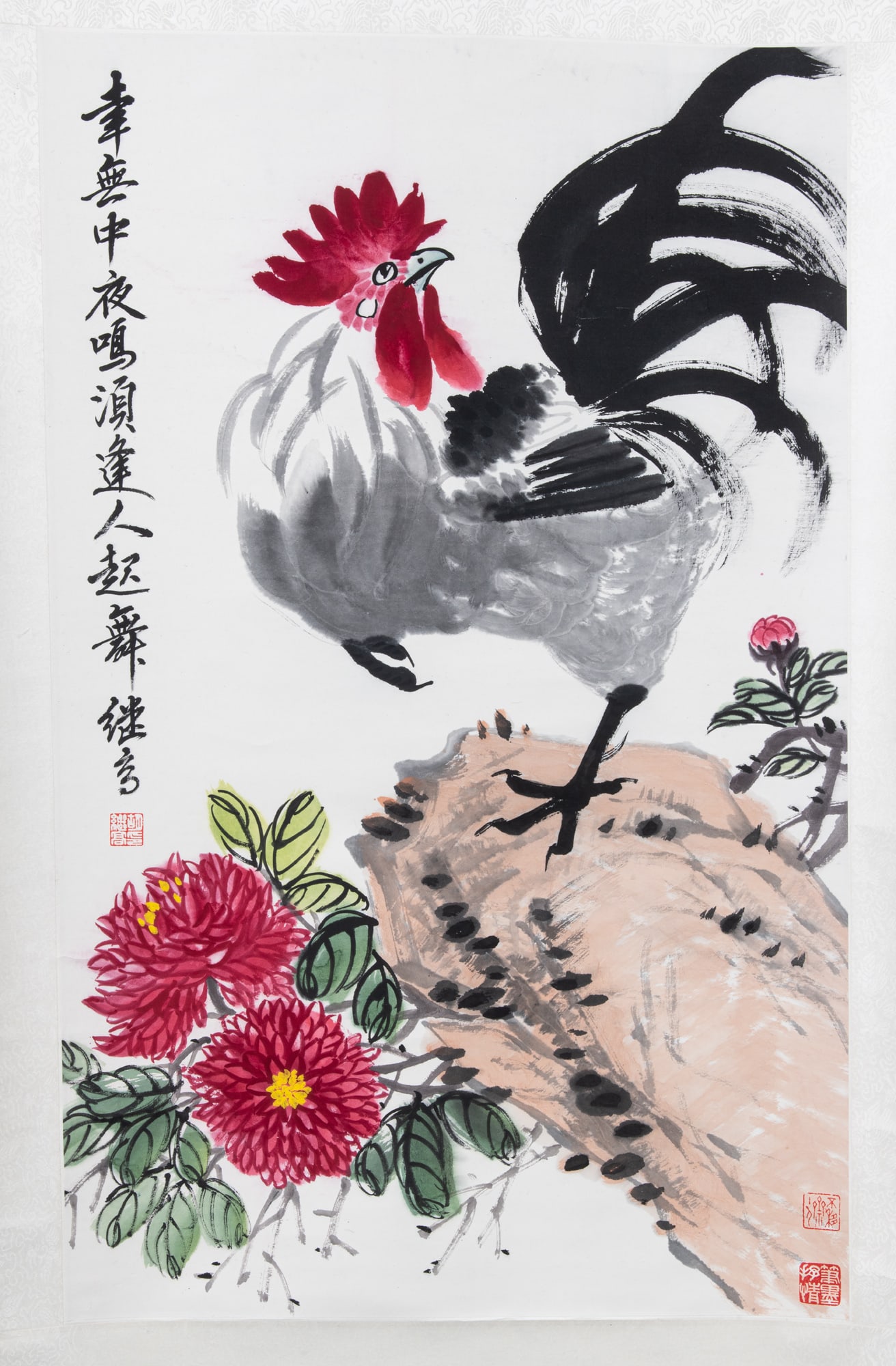 HU JI GAO (1930-2024) 胡继高 纸本设色雄鸡: HU JI GAO (1930-2024) 胡继高 纸本设色雄鸡图 Ink and colours on paper, hanging scroll, depicting chrysanthemums and a cockerel Size.83.5x51.5