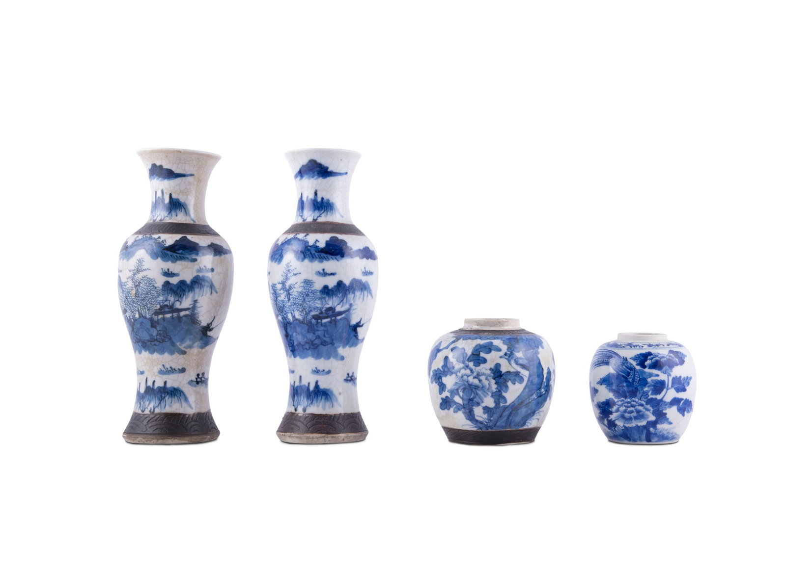A GROUP OF FOUR BLUE AND WHITE PORCELAINS 19世紀 青花瓷器 (1 of 1)