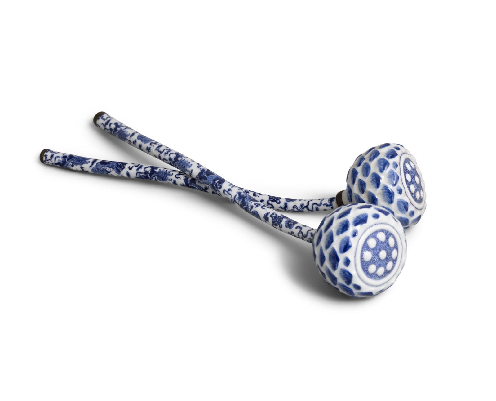 A PAIR OF BLUE AND WHITE 'LIONS' LOTUS RUYI 19/20世纪 青花‘太& (1 of 6)