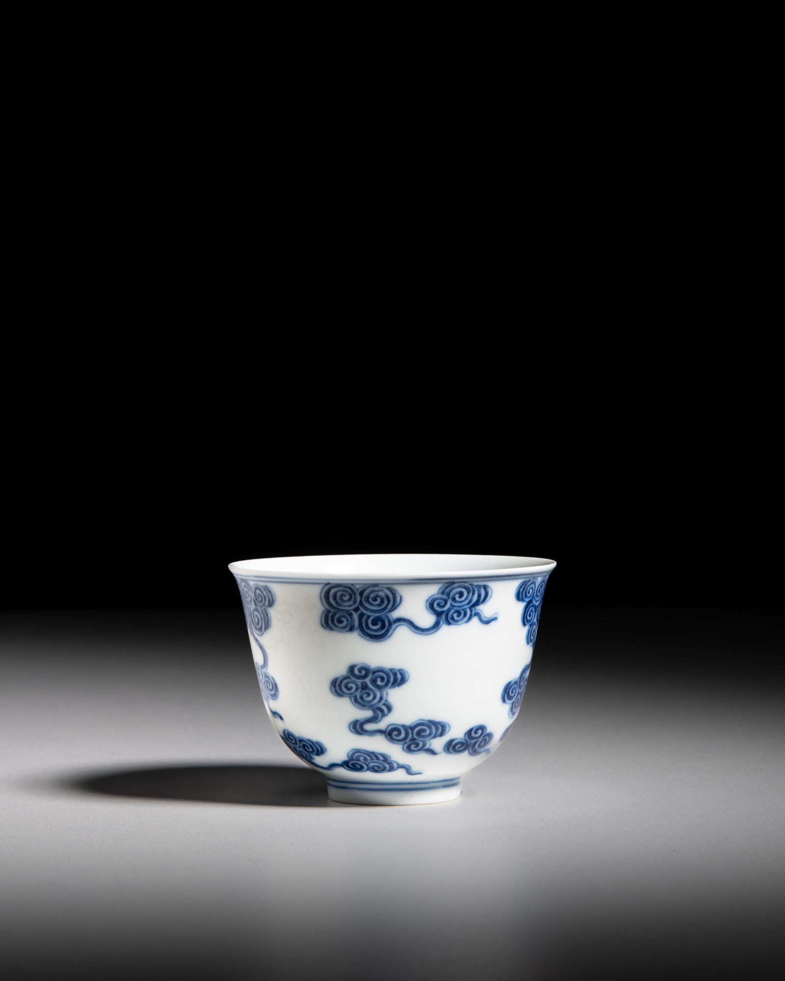 A BLUE AND WHITE 'CLOUDS' CUP, MARK XUAN TONG 20世纪初 宣统款: A BLUE AND WHITE 'CLOUDS' CUP, MARK XUAN TONG 20世纪初 宣统款 青花云纹杯 China, early 20th century D.8.8cm ***PLEASE NOTE: THIS LOT IS