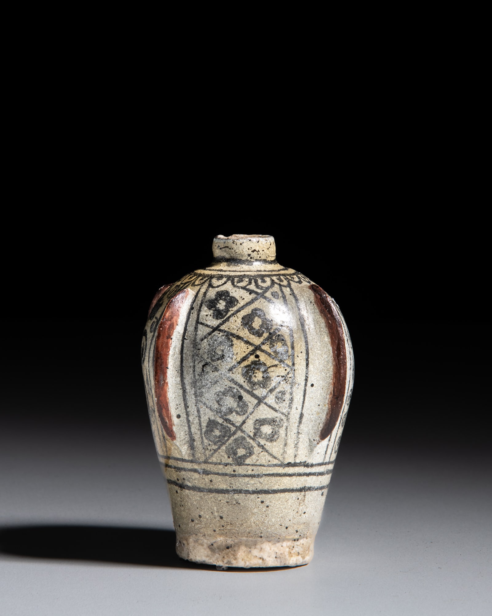 A SMALL BLUE GLAZE DECORATED 'FLORAL' JAR WITH FOUR VERTICAL RIBS 中国 或元 (1 of 2)
