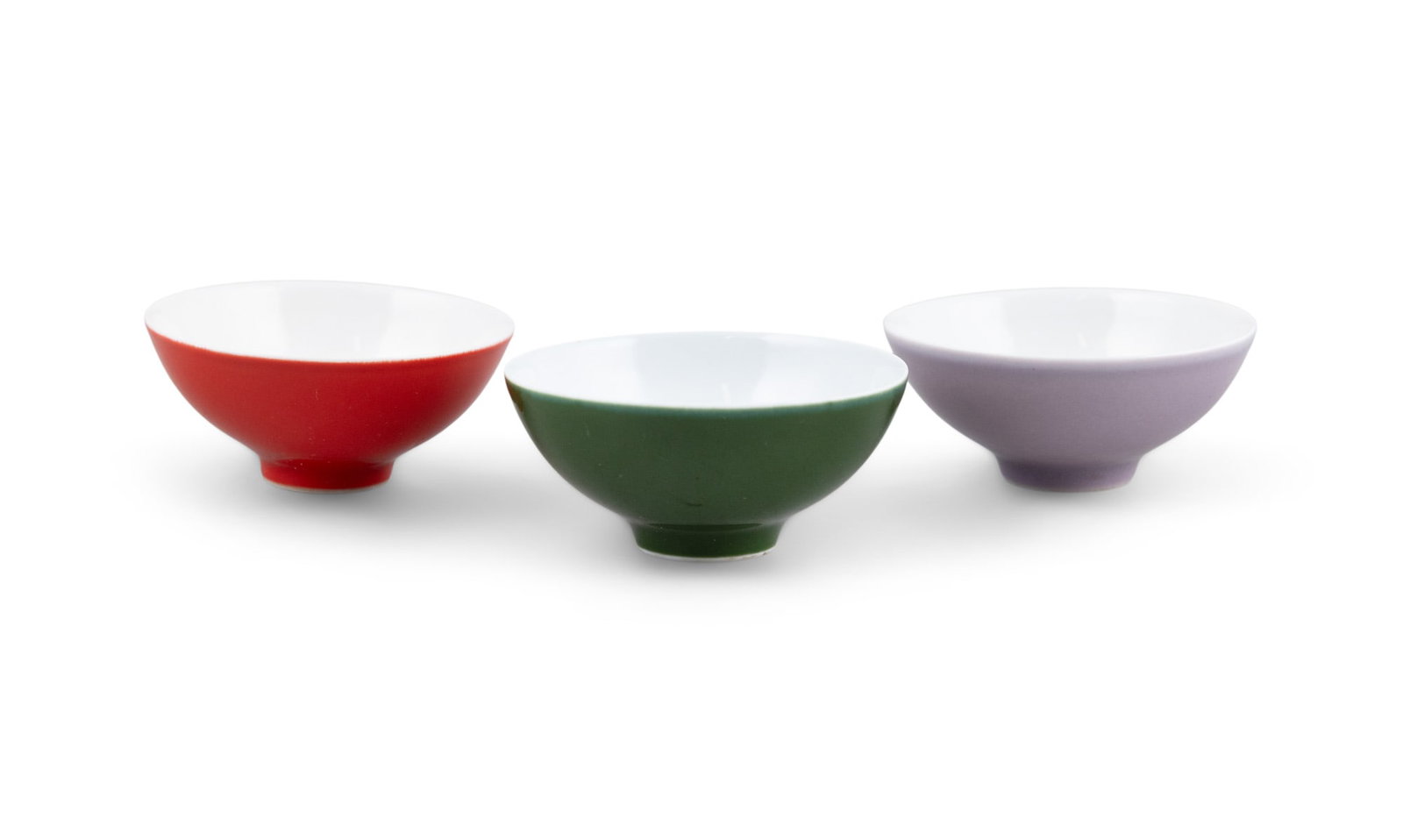A GROUP OF THREE MONOCHROME TEACUPS Japan, 20th century D.6cm: A GROUP OF THREE MONOCHROME TEACUPS Japan, 20th century D.6cm