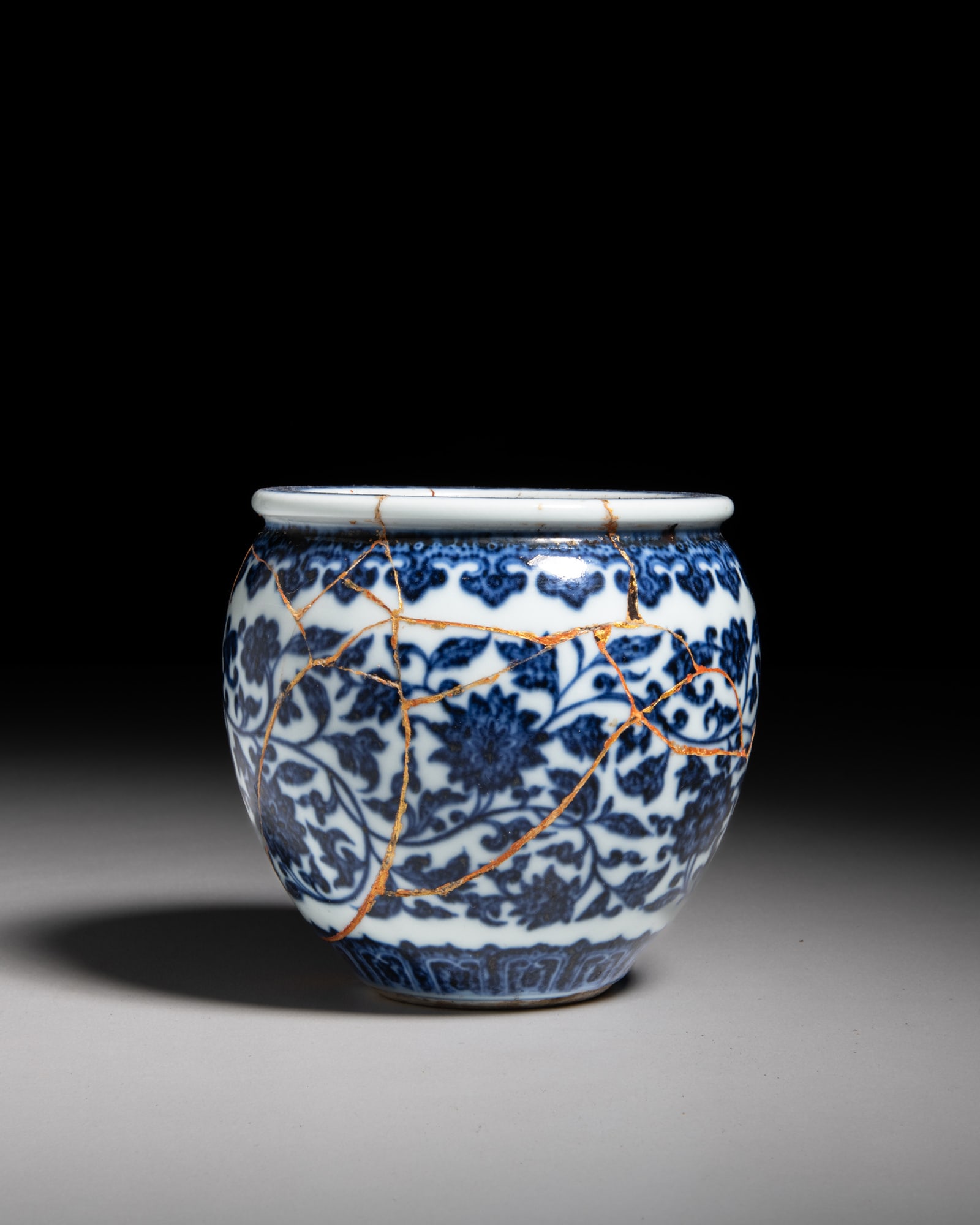 A SMALL BLUE AND WHITE 'LOTUS' DESK JAR, MARKED QIANLONG 晚清 ‘大清&# (1 of 4)