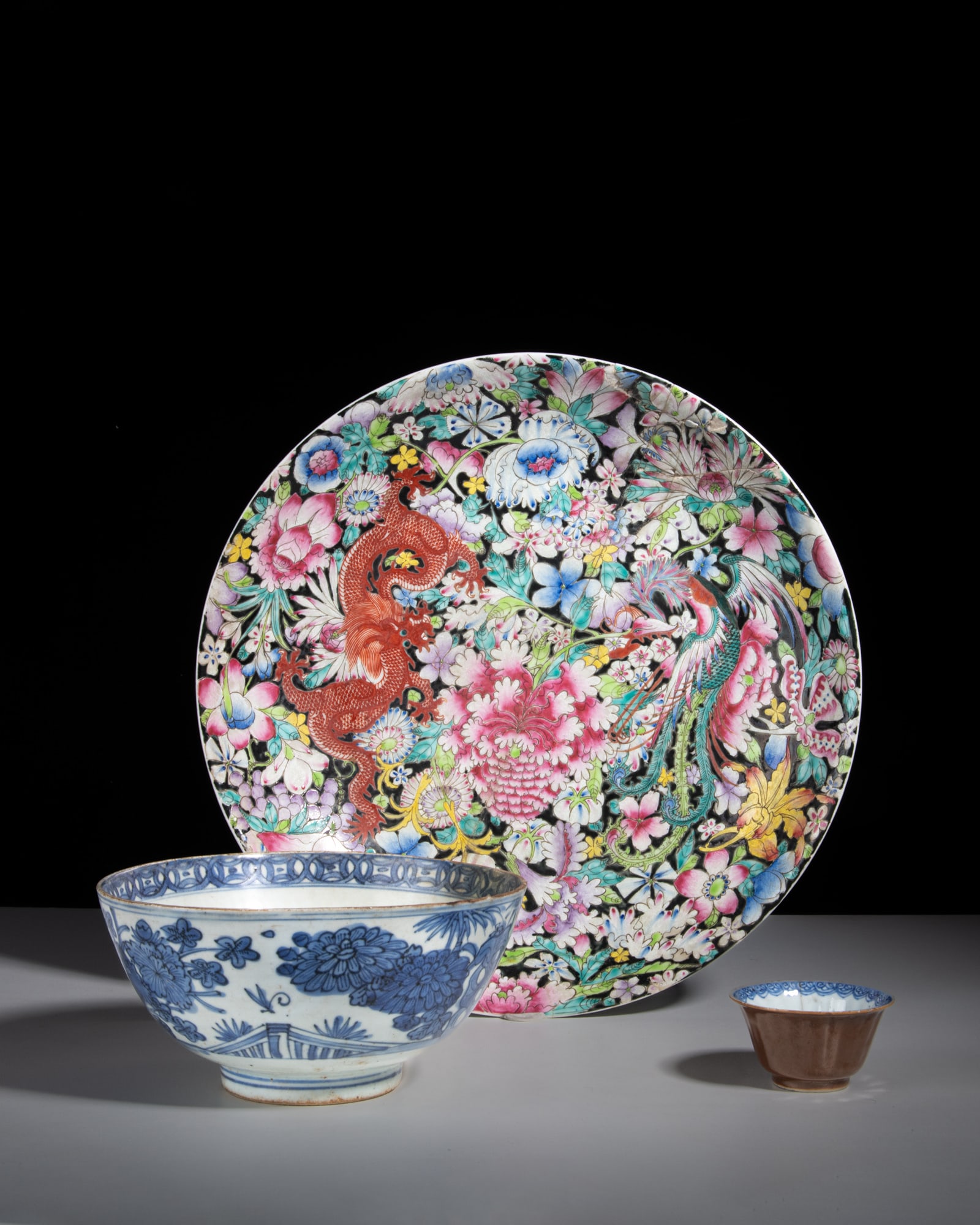 A COLLECTION OF THREE PORCELAIN PIECES 清代 瓷器一组三: A COLLECTION OF THREE PORCELAIN PIECES 清代 瓷器一组三件 China, Qing dynasty including two blue and white 'flower' teacups and a bowl; and a Qianlong-ma