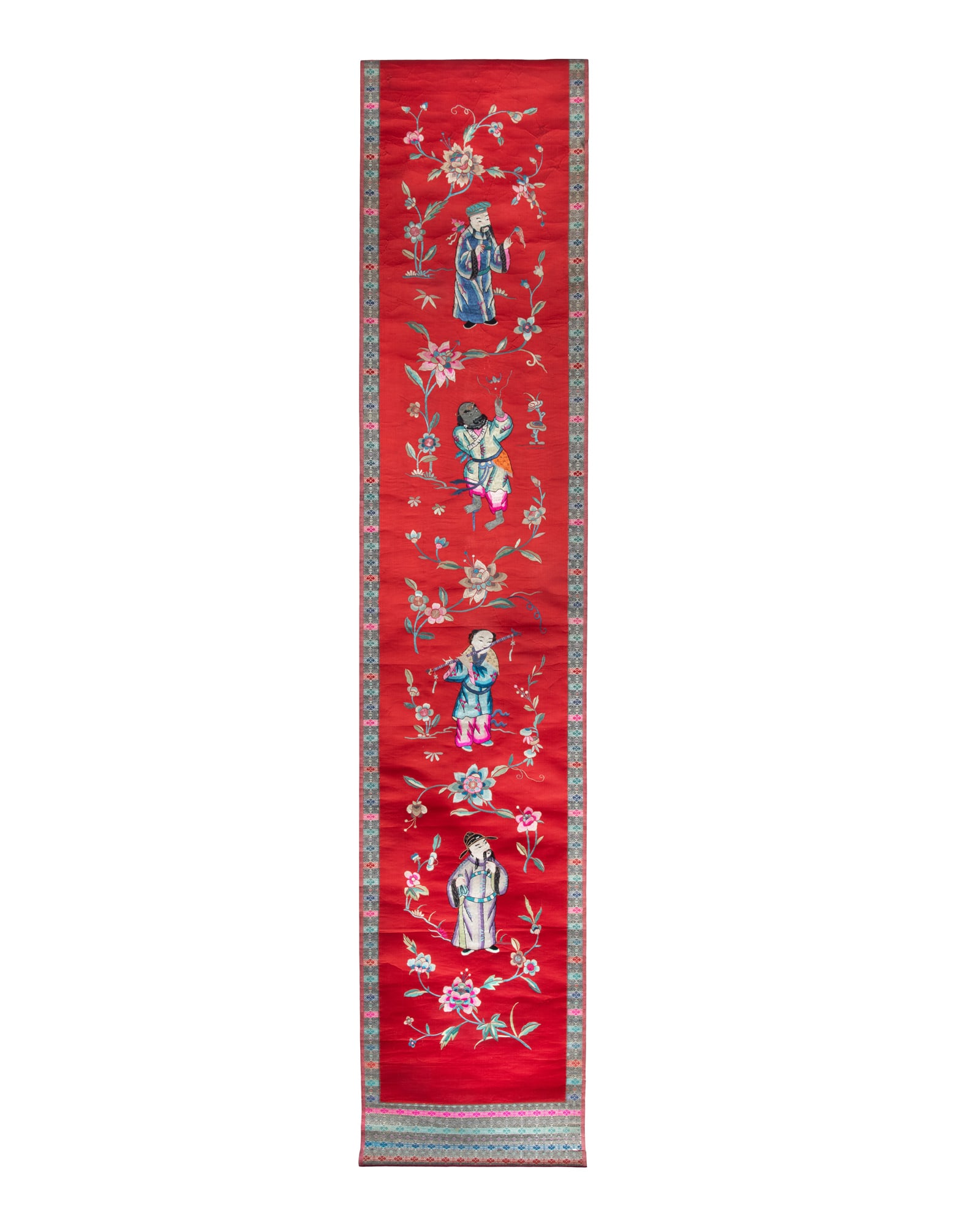 A RED GROUND EMBROIDERY SCROLL PAINTING WITH FOUR IMMORTALS 晚清 红地: A RED GROUND EMBROIDERY SCROLL PAINTING WITH FOUR IMMORTALS 晚清 红地彩绣八仙人物卷轴 China, late Qing dynasty Size.214.5x35.5cm