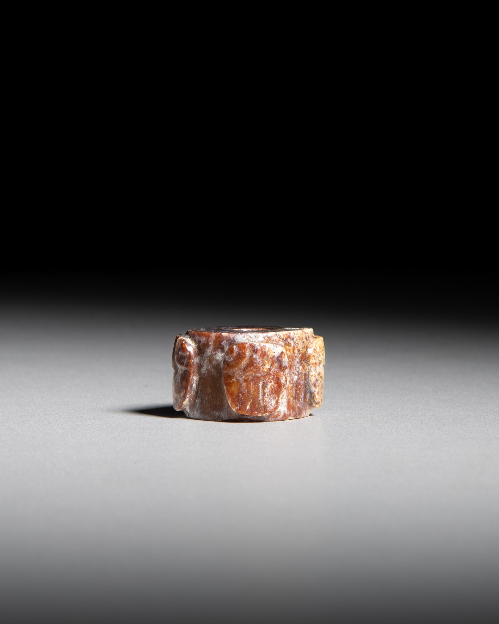 A BROWNISH JADE BEAD CARVED WITH CICADA 新石器时期风格 (1 of 3)