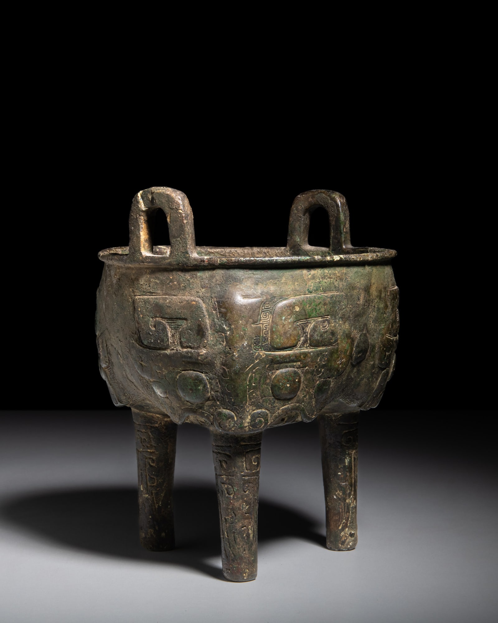 A LATE SHANG-STYLE ARCHAIC BRONZE TRIPOD VESSEL, DING, WITH TAOTIE MASK DECORATION 民国 (1 of 4)