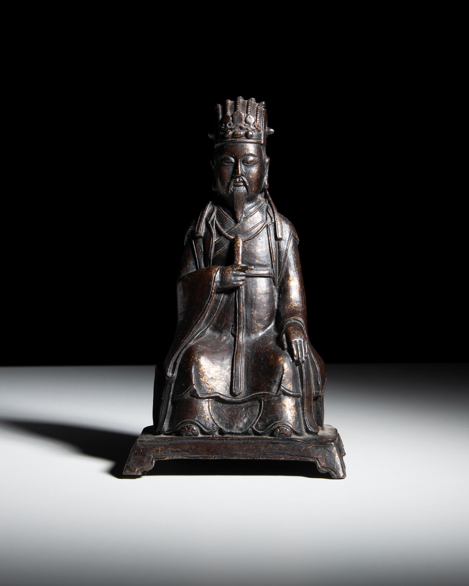 A BRONZE FIGURE OF GOD OF FORTUNE, CAST MARK 'QIANLONG' 清代 '乾隆年: A BRONZE FIGURE OF GOD OF FORTUNE, CAST MARK 'QIANLONG' 清代 '乾隆年制‘款 铜漆金财神坐像 China, Qing dynasty H