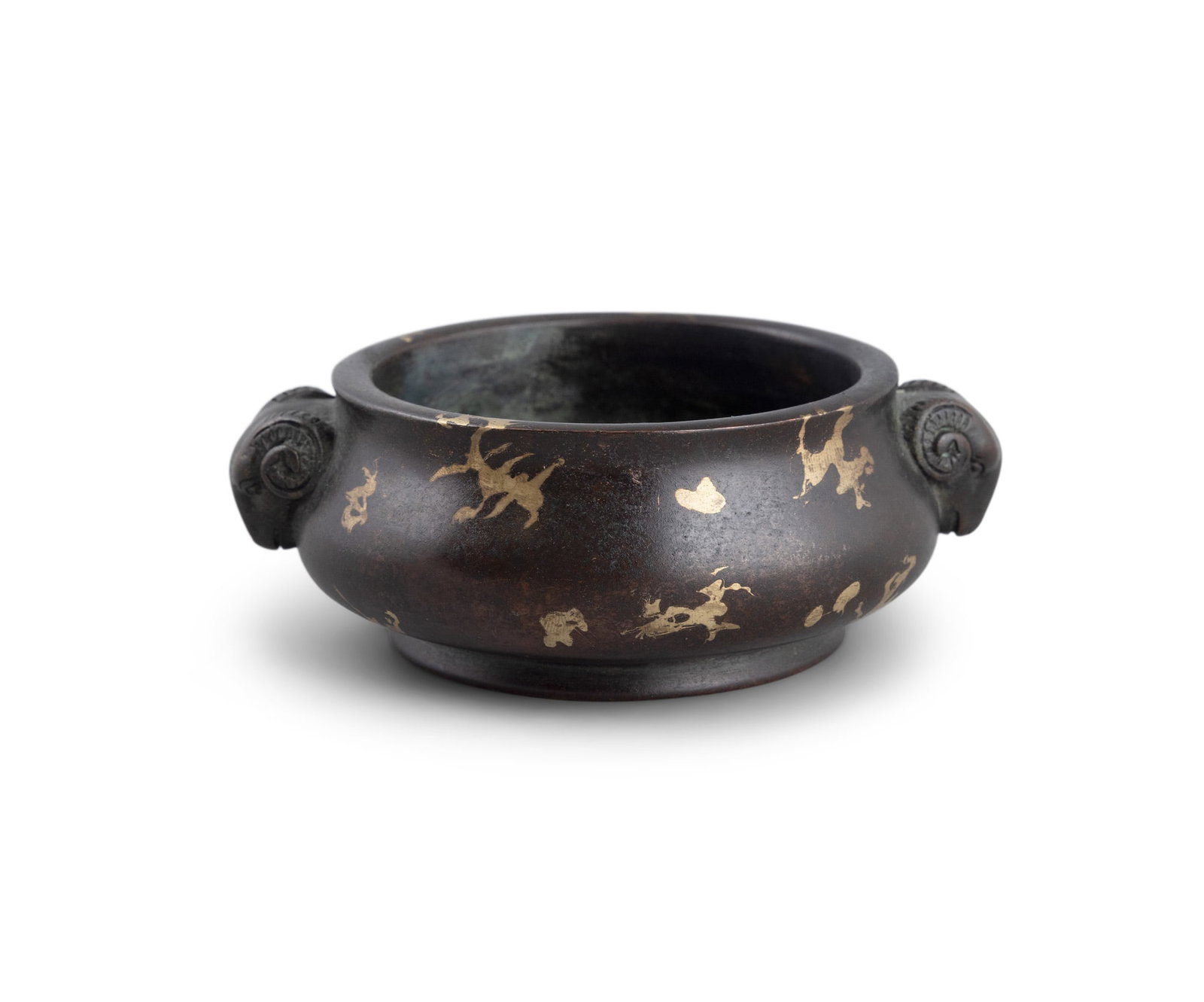 A GOLD-SPLASHED SHEEP HEAD HANDLED BRONZE CENSER, SIGNED 'CHEN QIAO SHENG ZHI' 20世纪: A GOLD-SPLASHED SHEEP HEAD HANDLED BRONZE CENSER, SIGNED 'CHEN QIAO SHENG ZHI' 20世纪下 陈巧生制 羊首洒金铜香炉 Chin