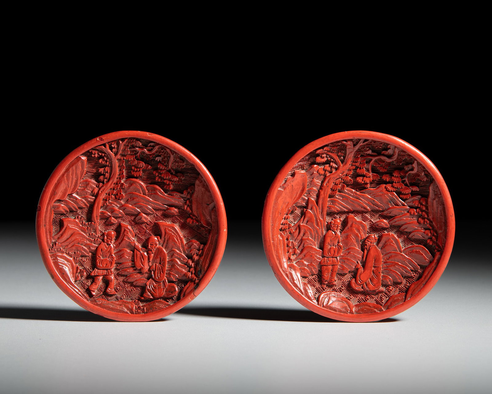 A PAIR OF SMALL CINNABAR LACQUER CARVED 'SCHOLAR AND ATTENDANT' DISHES 20世纪 剔&: A PAIR OF SMALL CINNABAR LACQUER CARVED 'SCHOLAR AND ATTENDANT' DISHES 20世纪 剔红‘高士童子’小碟一对 China, 20th cen