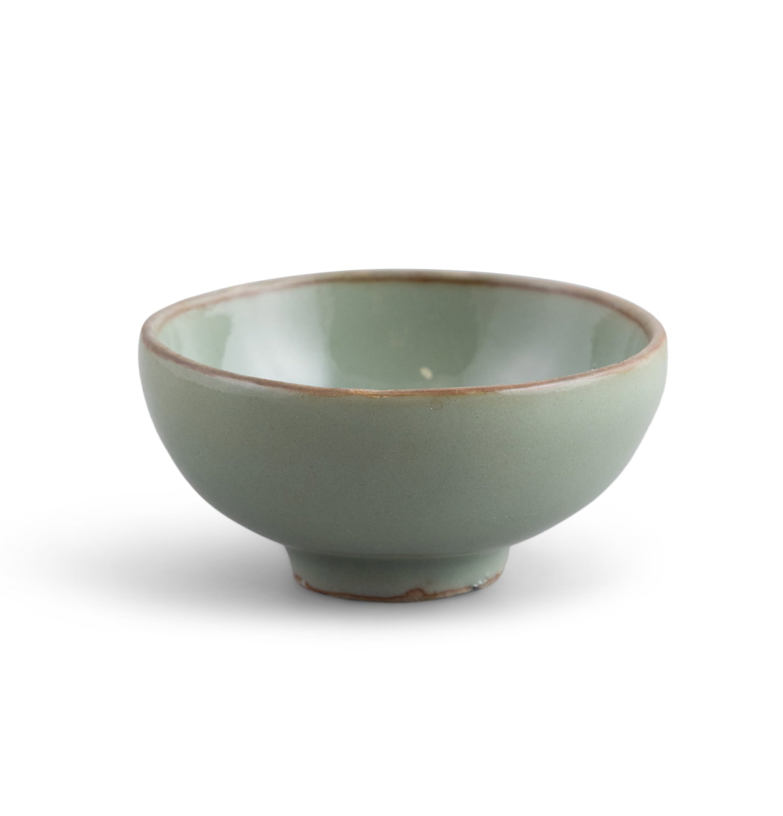 A CELADON GLAZED LONGQUAN TEACUP 宋代 龙泉青釉小盏: A CELADON GLAZED LONGQUAN TEACUP 宋代 龙泉青釉小盏 China, Song dynasty D.8.4cm