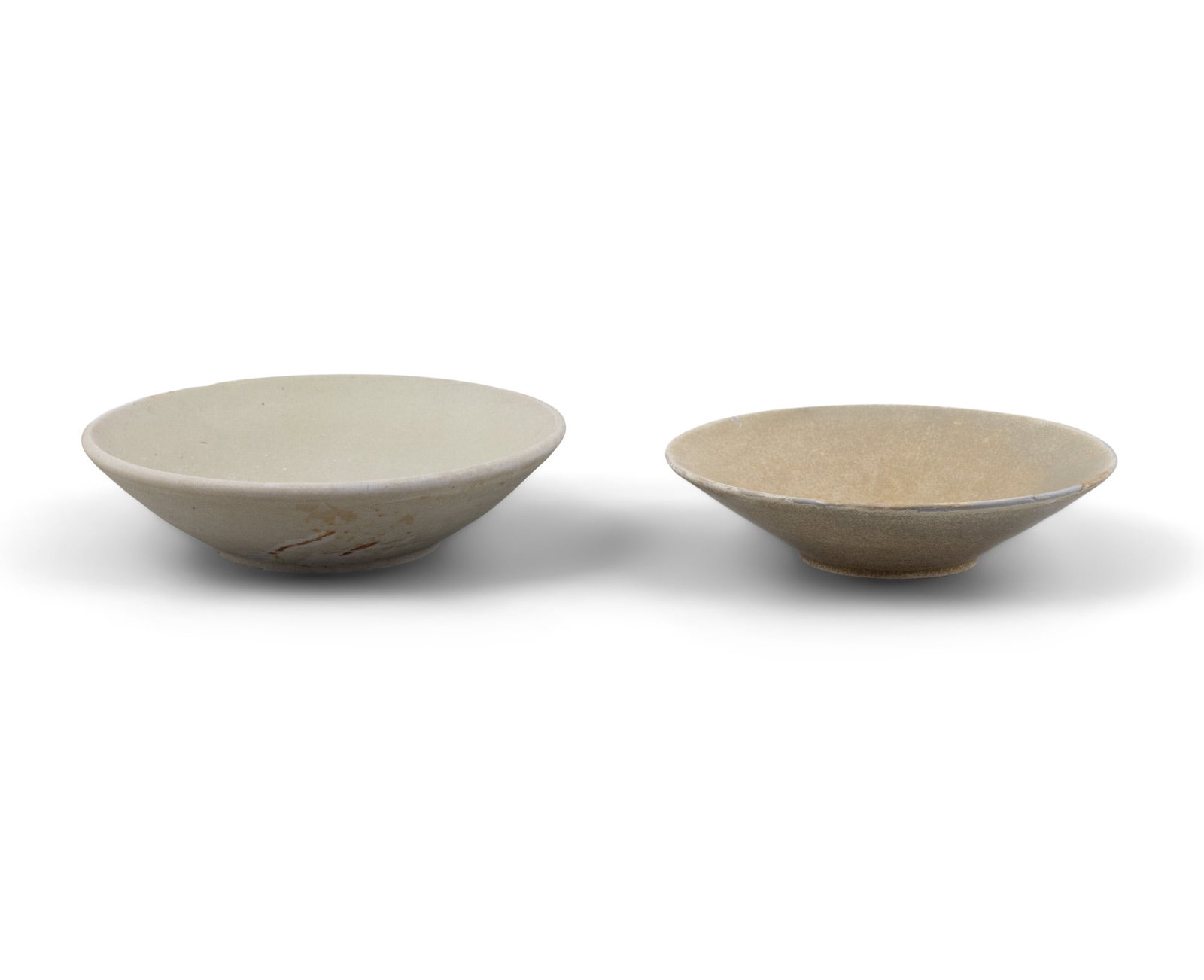 TWO YUE WARE DISHES 宋代 越窑盘两件 China, Song: TWO YUE WARE DISHES 宋代 越窑盘两件 China, Song dynasty D.15-16.4cm