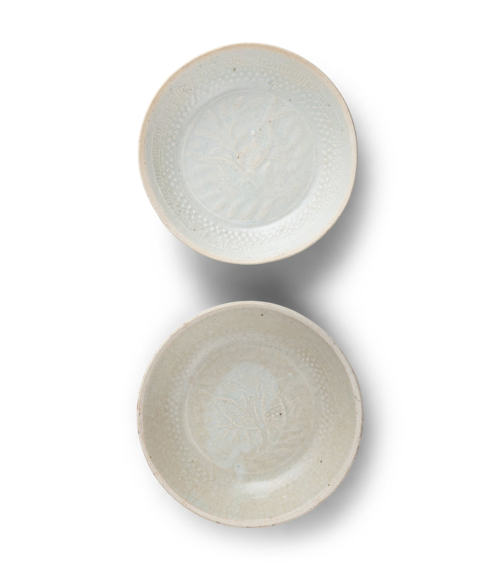 TWO HUTIAN CARVED 'DOUBLE FISH' DISHES 宋-元 湖田窑双鱼: TWO HUTIAN CARVED 'DOUBLE FISH' DISHES 宋-元 湖田窑双鱼小盘两件 China, Song - Yuan dynasty D.10.1-11cm