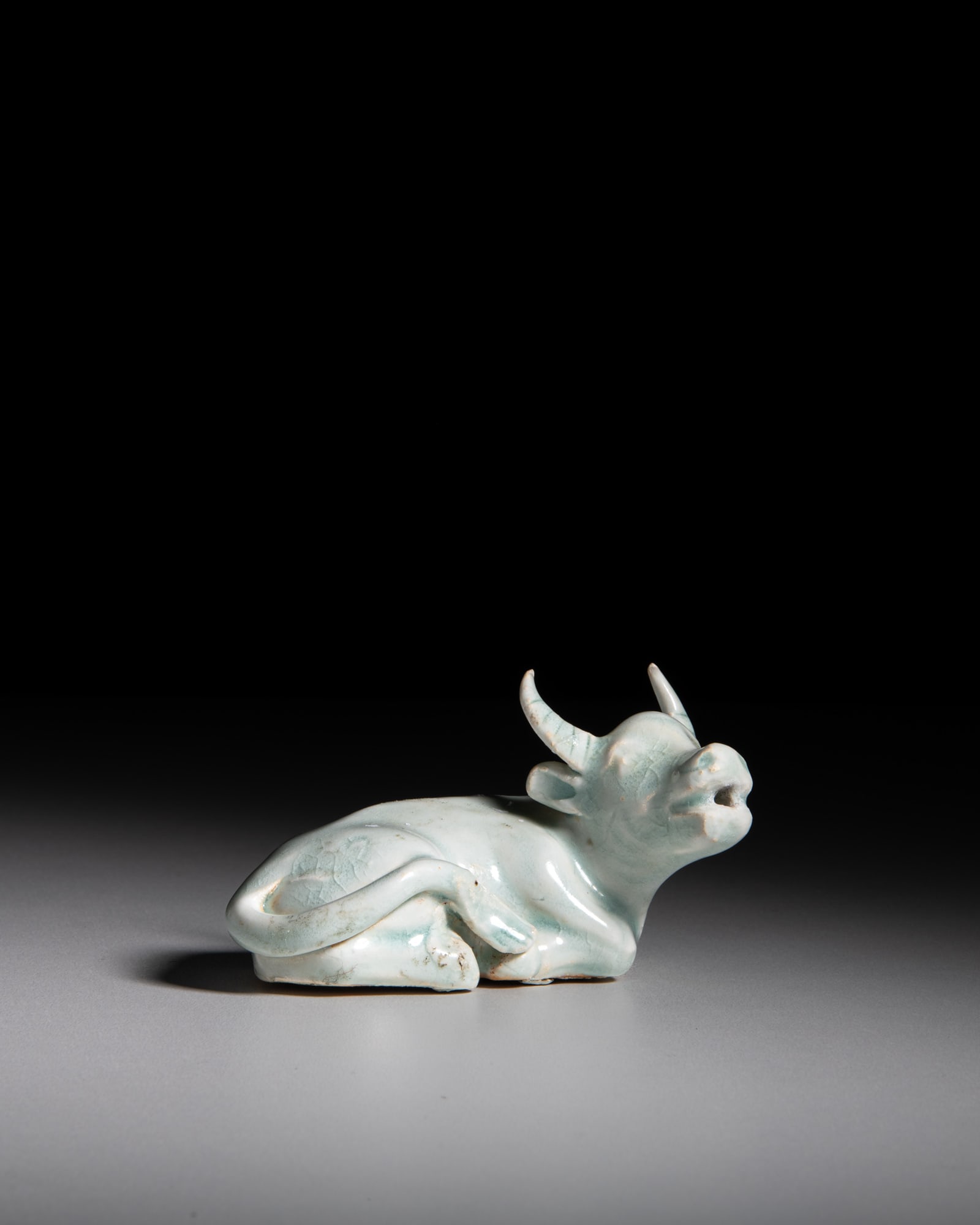 A HUTIAN LYING BUFFALO 19世纪 湖田窑水牛 China, 19th (1 of 2)
