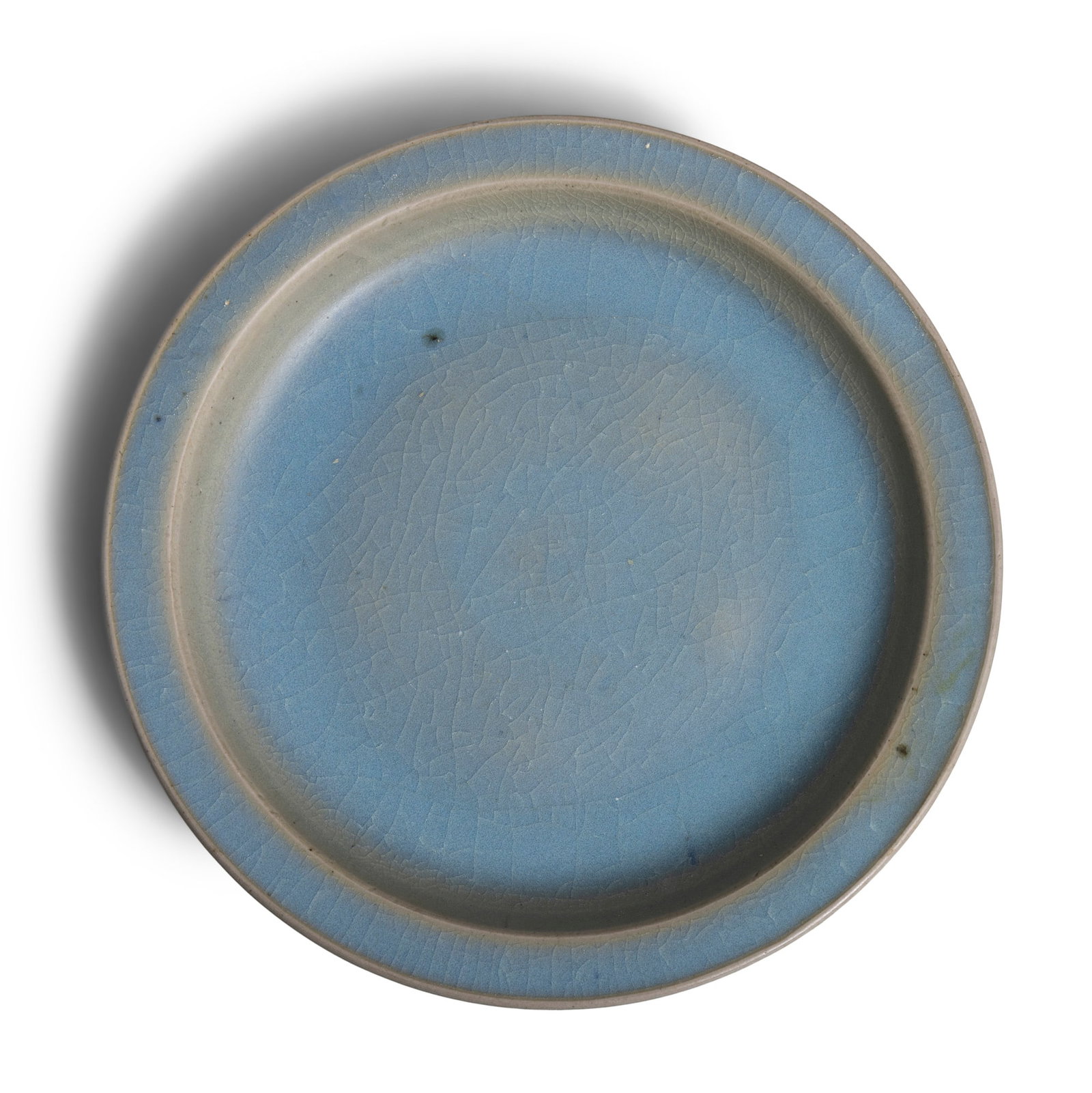 A JUNWARE BLUE GLAZED 金 钧窑折沿盘 China, Jin dynasty: A JUNWARE BLUE GLAZED 金 钧窑折沿盘 China, Jin dynasty Sturdily potted, the shallow rounded sides rising from a short tapering foot to an everted rim, the whole cov