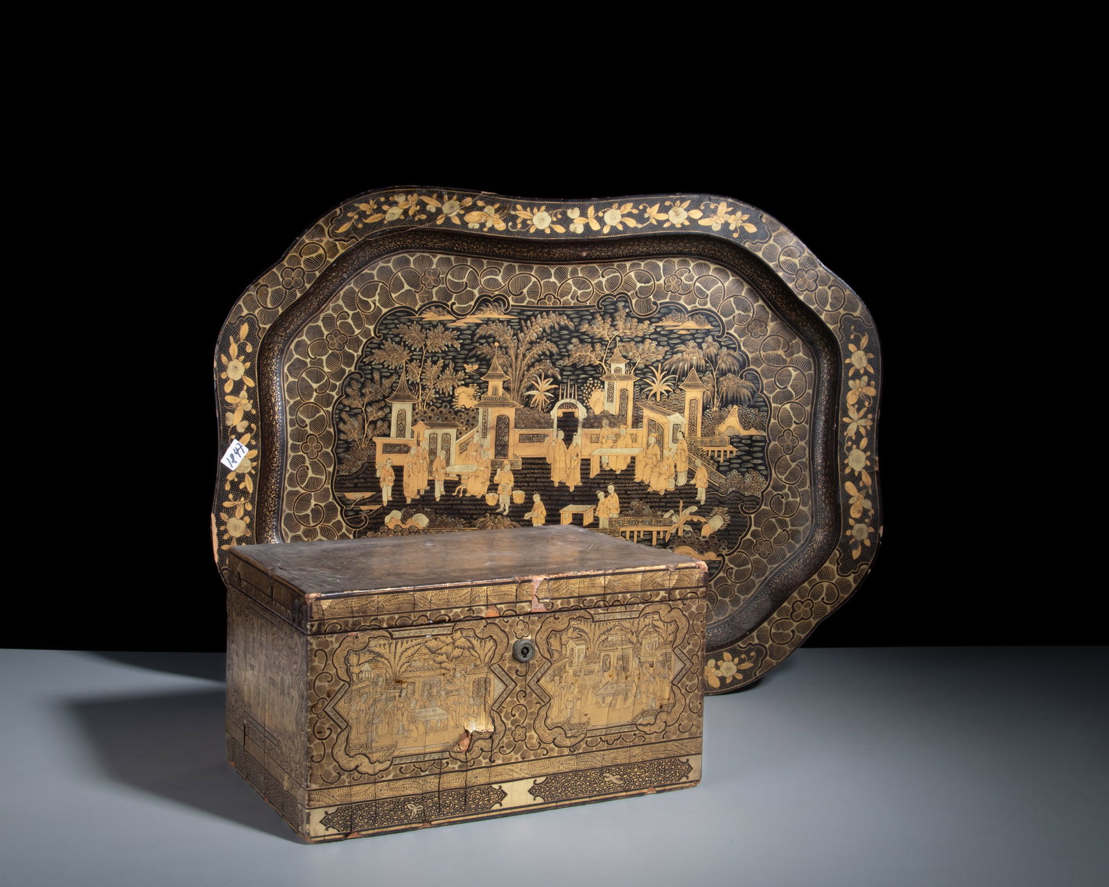 A FINE CANTON LACQUER RECTANGULAR BOX AND A TEA TRAY 19世紀末 廣作: A FINE CANTON LACQUER RECTANGULAR BOX AND A TEA TRAY 19世紀末 廣作出口 黑漆描金盒及托盘 Richly decorated with 