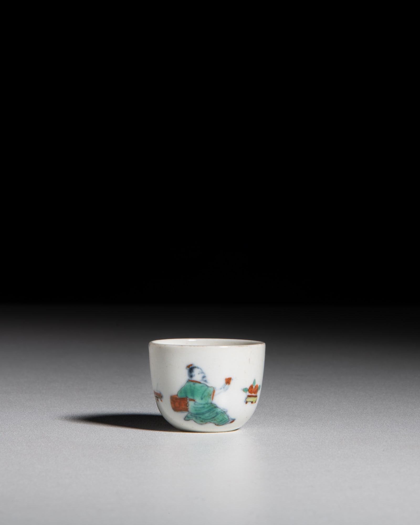A RARE MINIATURE DOUCAI 'SCHOLARS' CUP, MARKED 'LANG YIN GE ZHI' 清代 ‘朗: A RARE MINIATURE DOUCAI 'SCHOLARS' CUP, MARKED 'LANG YIN GE ZHI' 清代 ‘朗唫閣製’款 斗彩迷你对饮图杯