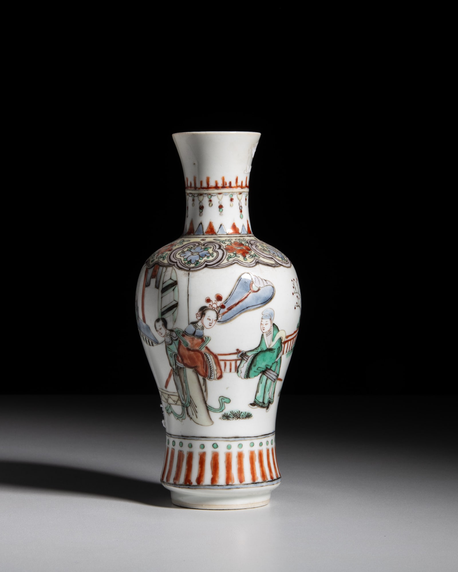 A FAMILLE VERTE 'FIGURES' VASE, MARKED 'KANGXI' 19世纪 ‘康熙年 (1 of 2)