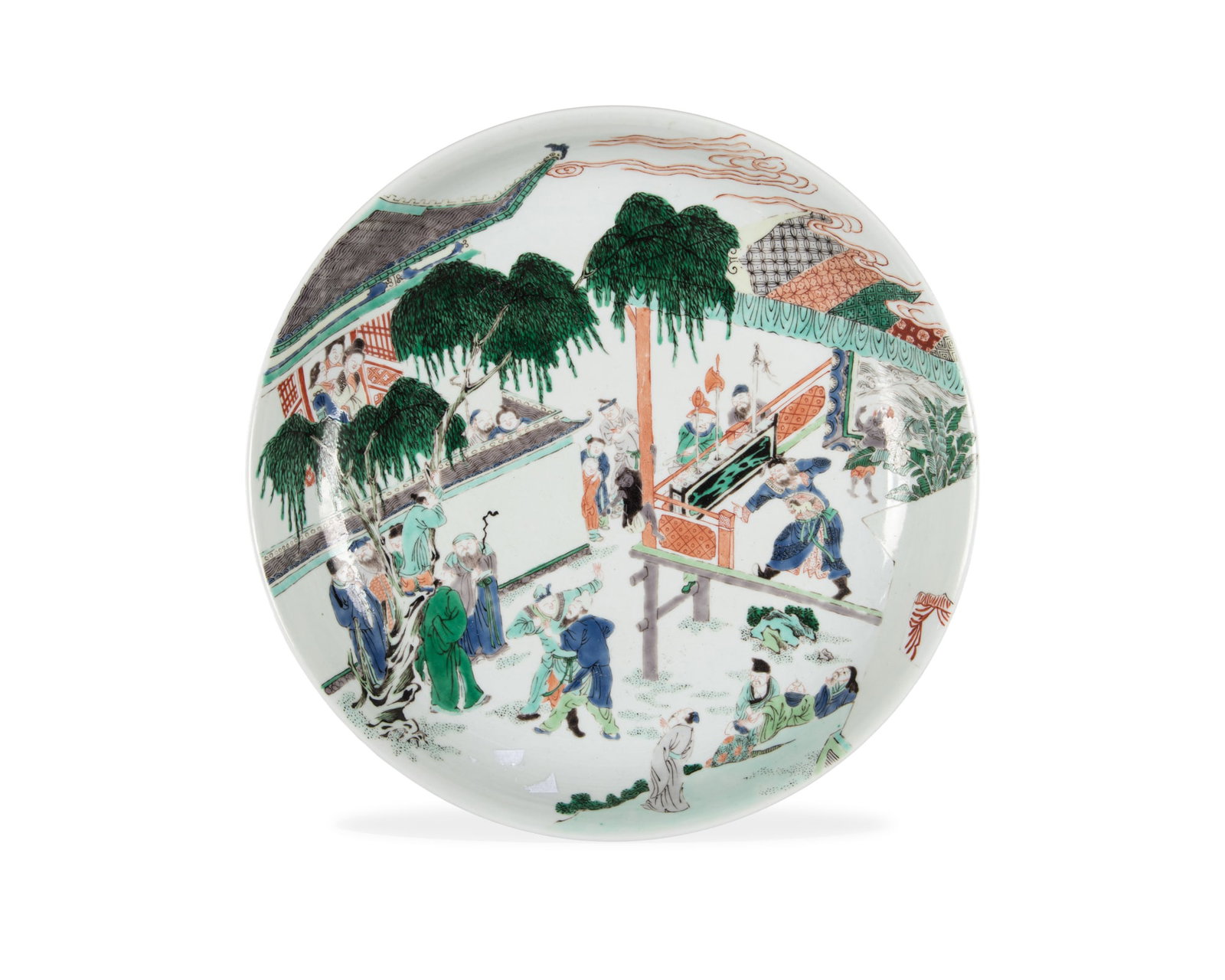 A FAMILLE VERTE 'FIGURES AND PAVILLONS' CHARGER 晚清 康熙风格: A FAMILLE VERTE 'FIGURES AND PAVILLONS' CHARGER 晚清 康熙风格 五彩钟馗故事盘 China, late Qing dynasty D.28.3cm