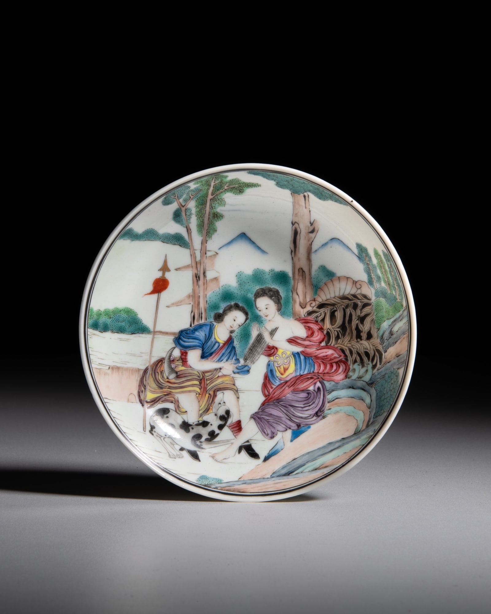 A FAMILLE ROSE 'FOREIGN LADIES' SAUCER 清中 粉彩西洋仕: A FAMILLE ROSE 'FOREIGN LADIES' SAUCER 清中 粉彩西洋仕女小盘 China, mid Qing dynasty D.11.3cm