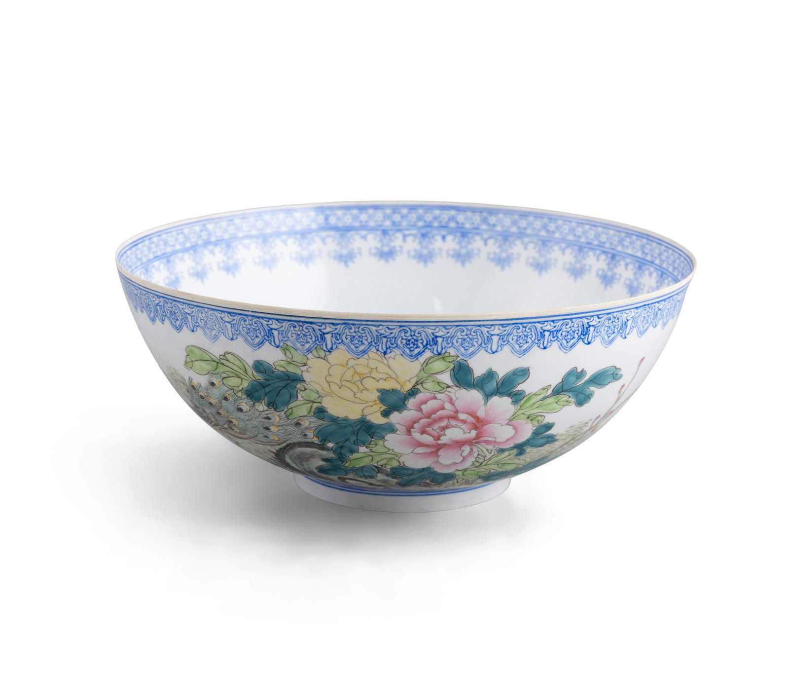 A FAMILLE ROSE EGGSHELL 'PEACOCK AND PEONY' PUNCH BOWL, MARKED TONGZHI 1980年左右: A FAMILLE ROSE EGGSHELL 'PEACOCK AND PEONY' PUNCH BOWL, MARKED TONGZHI 1980年左右 粉彩蛋壳孔雀牡丹大碗 China, circa 1980 D