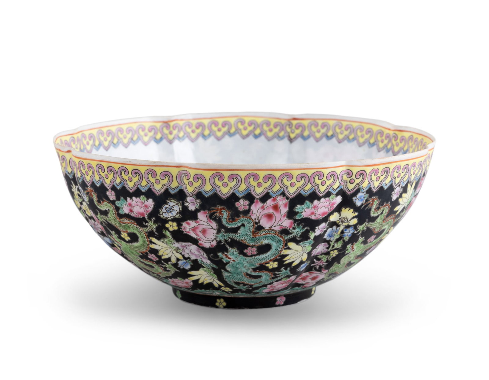 A FAMILLE ROSE BLACK GLAZED EGGSHELL 'DRAGON AND FLOWER' LOBED PUNCH BOWL 1980年左: A FAMILLE ROSE BLACK GLAZED EGGSHELL 'DRAGON AND FLOWER' LOBED PUNCH BOWL 1980年左右 粉彩蛋壳釉龙纹大碗 China, circa 1980 D.25cm