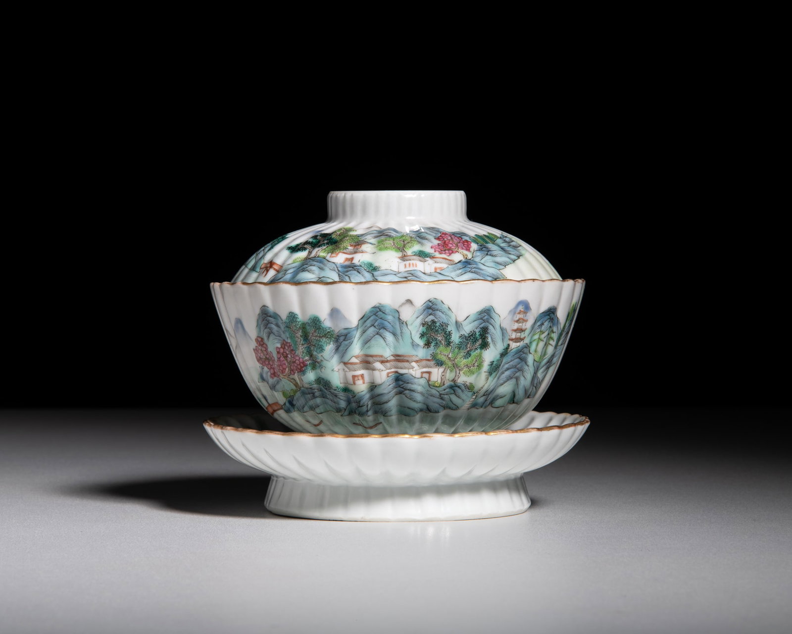 A FAMILLE ROSE LOBED 'LANDSCAPE' BOWL WITH COVER AND STAND 粉彩山水纹: A FAMILLE ROSE LOBED 'LANDSCAPE' BOWL WITH COVER AND STAND 粉彩山水纹菊瓣形盖碗及碗托 China D.12.1cm (bowl)