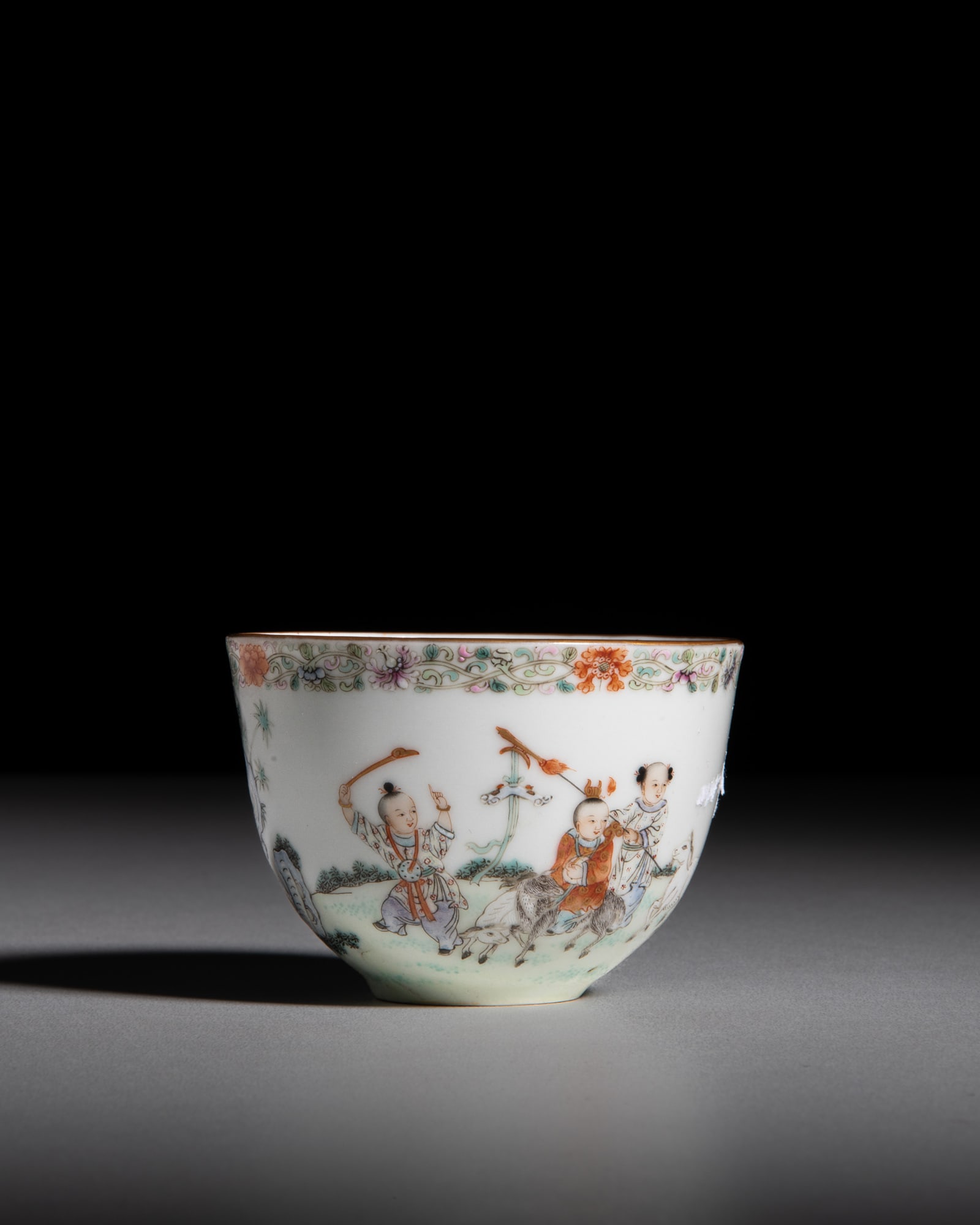 A FAMILLE ROSE 'CHILDREN' CUP, MARKED 'LIN ZHI CHENG XIANG' 20世纪 ‘麟: A FAMILLE ROSE 'CHILDREN' CUP, MARKED 'LIN ZHI CHENG XIANG' 20世纪 ‘麟趾呈祥’款 粉彩麒麟送子杯 China, 20