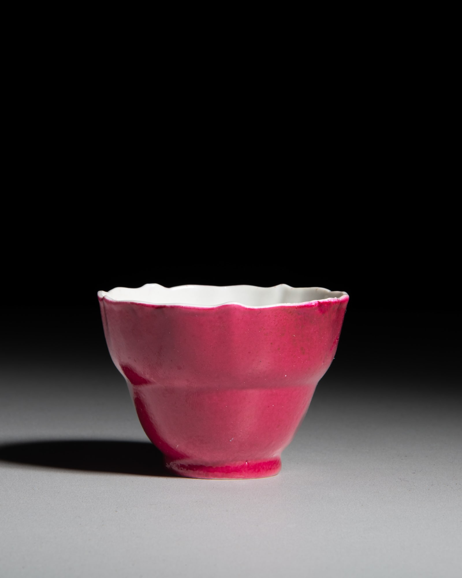 A FAMILLE ROSE LOBED 'PEONY' CUP 18世纪风格 胭脂红釉 (1 of 2)